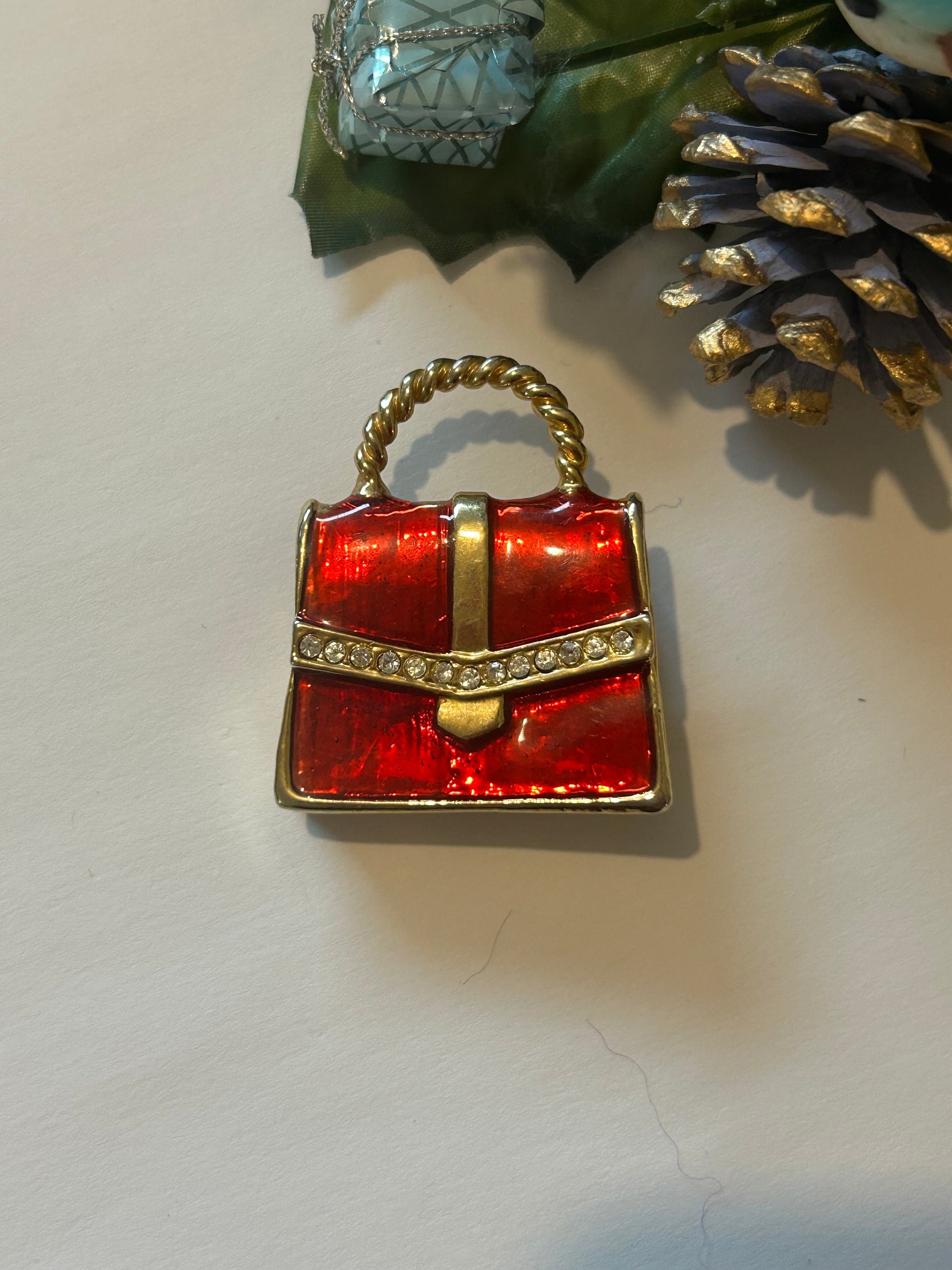 Broche vintage sac à main émaillé rouge et strass la friperie vintage 25