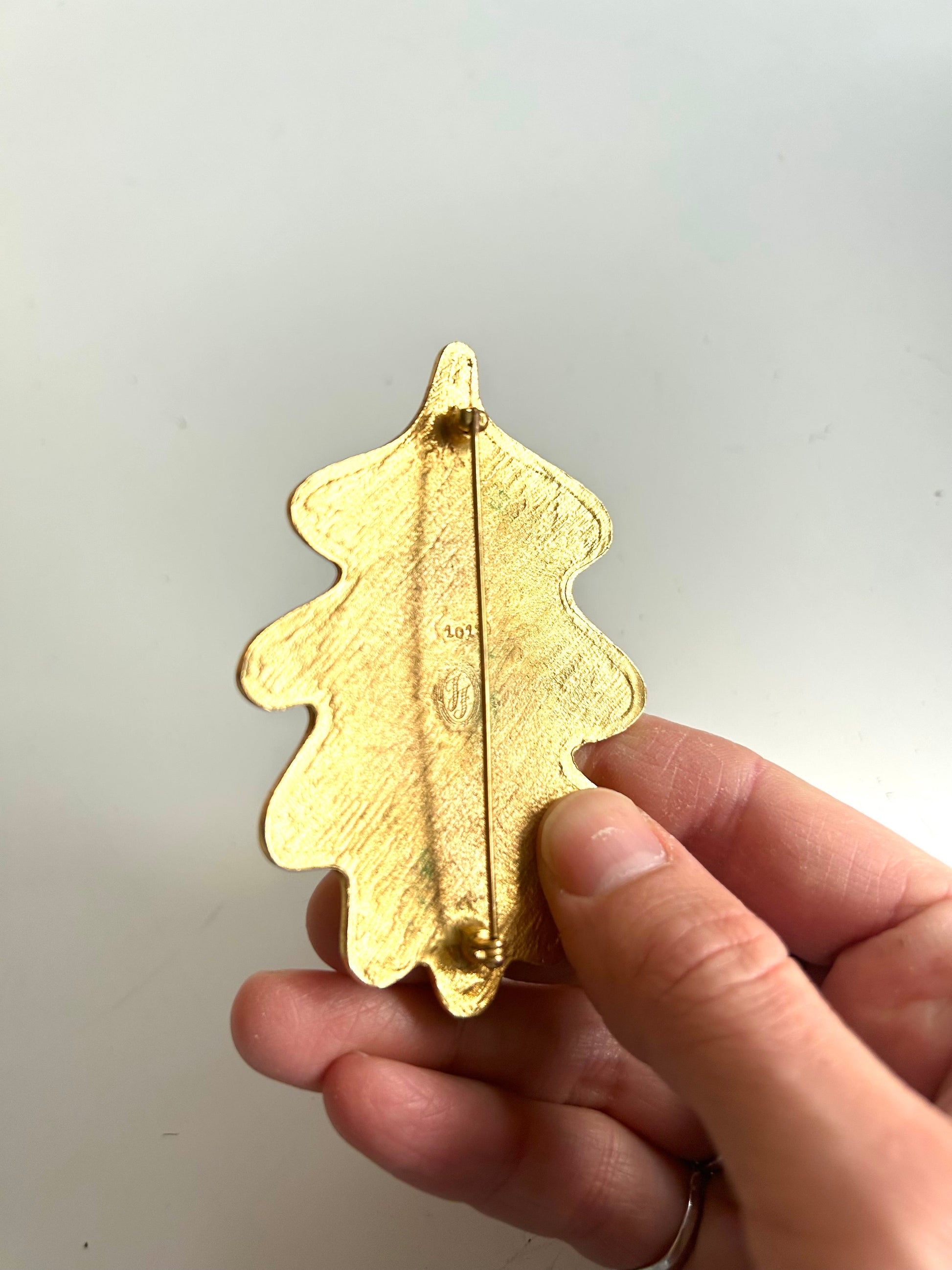 Broche feuille de chêne vintage Inès de la Fressange la friperie vintage 25