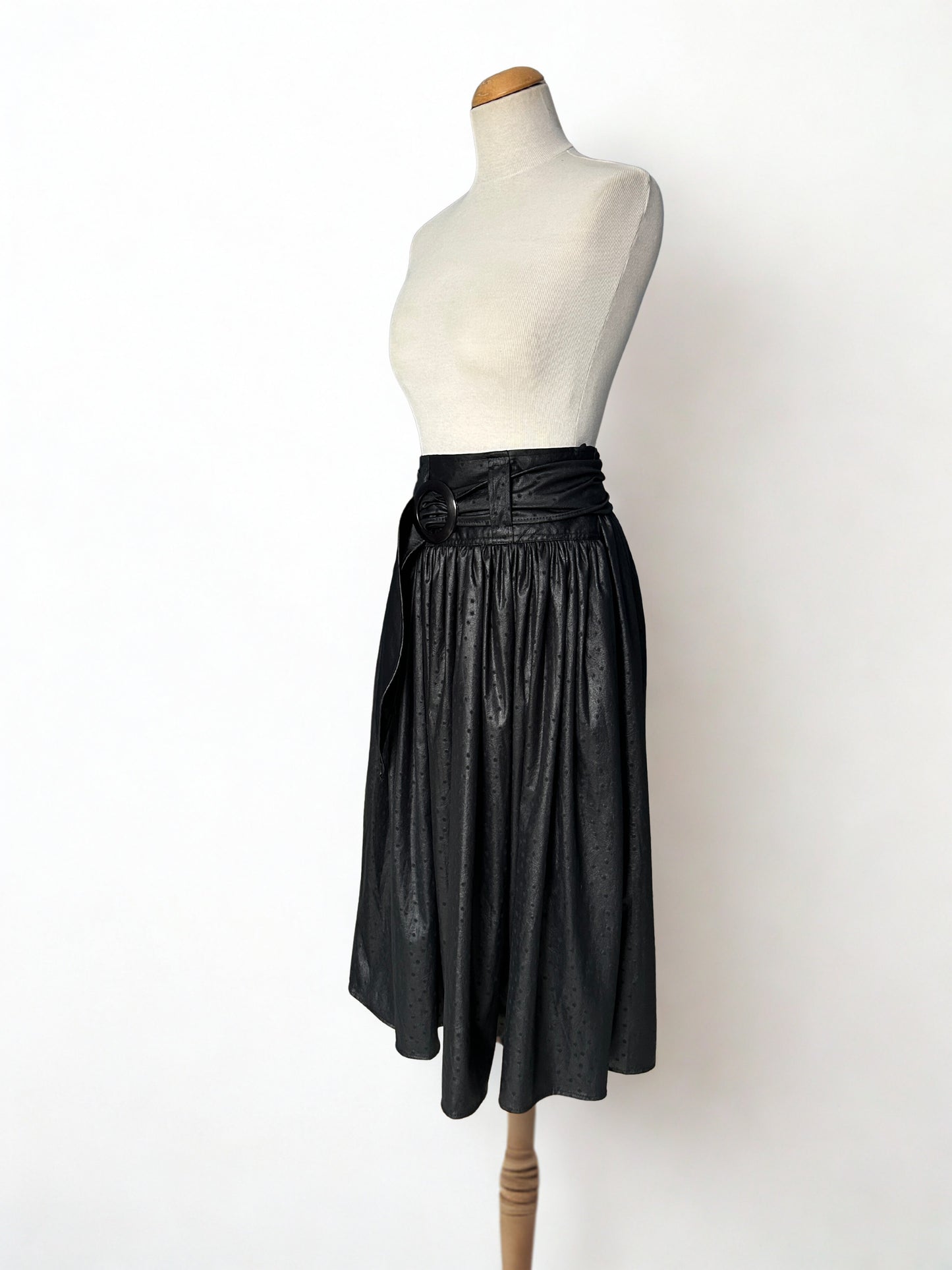 Jupe midi vintage noire en imitation cuir – taille haute