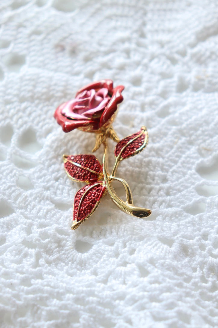 Broche rose vintage émaillée rouge et or la friperie vintage 25