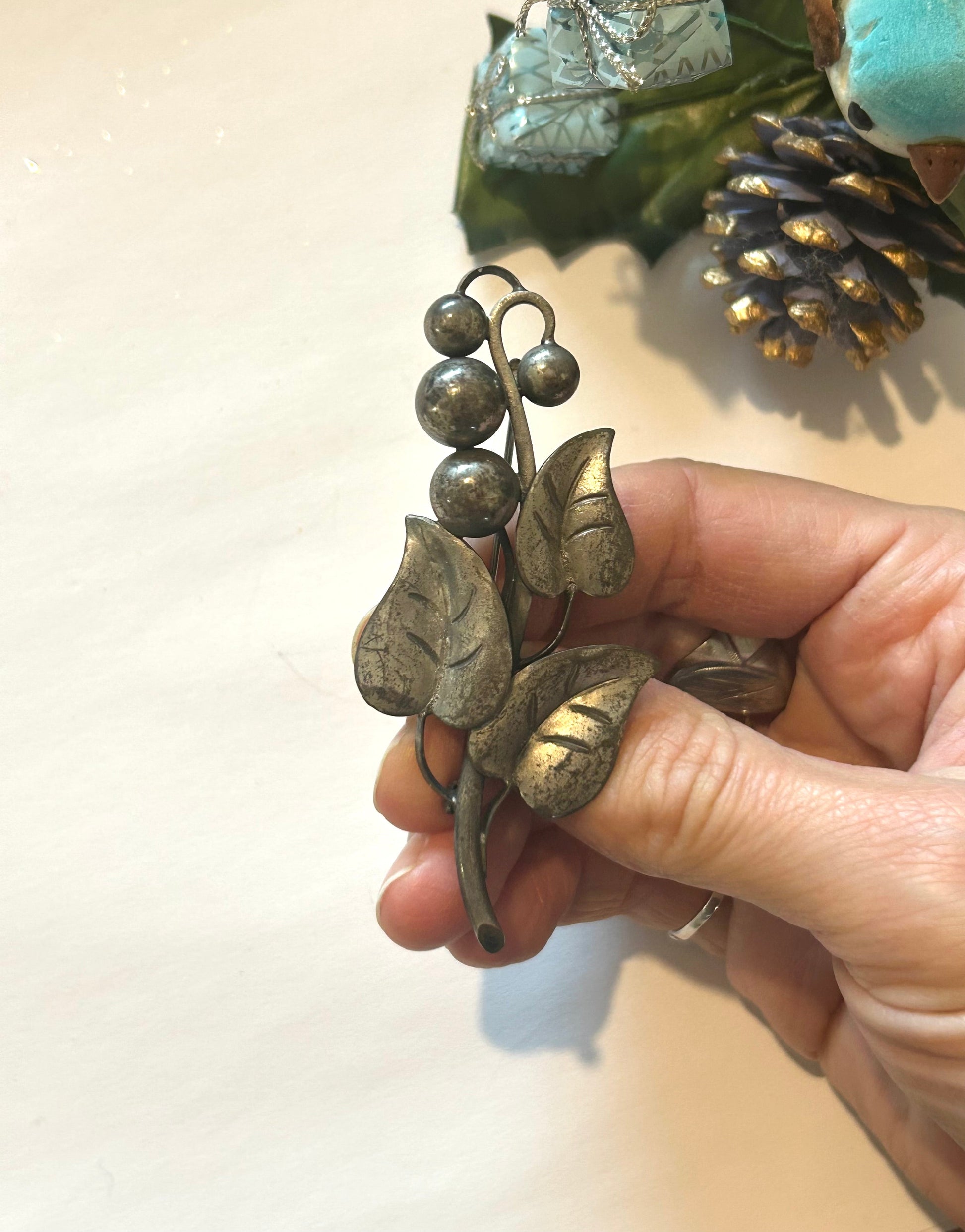 Broche vintage feuillage à baies 60’s la friperie vintage 25