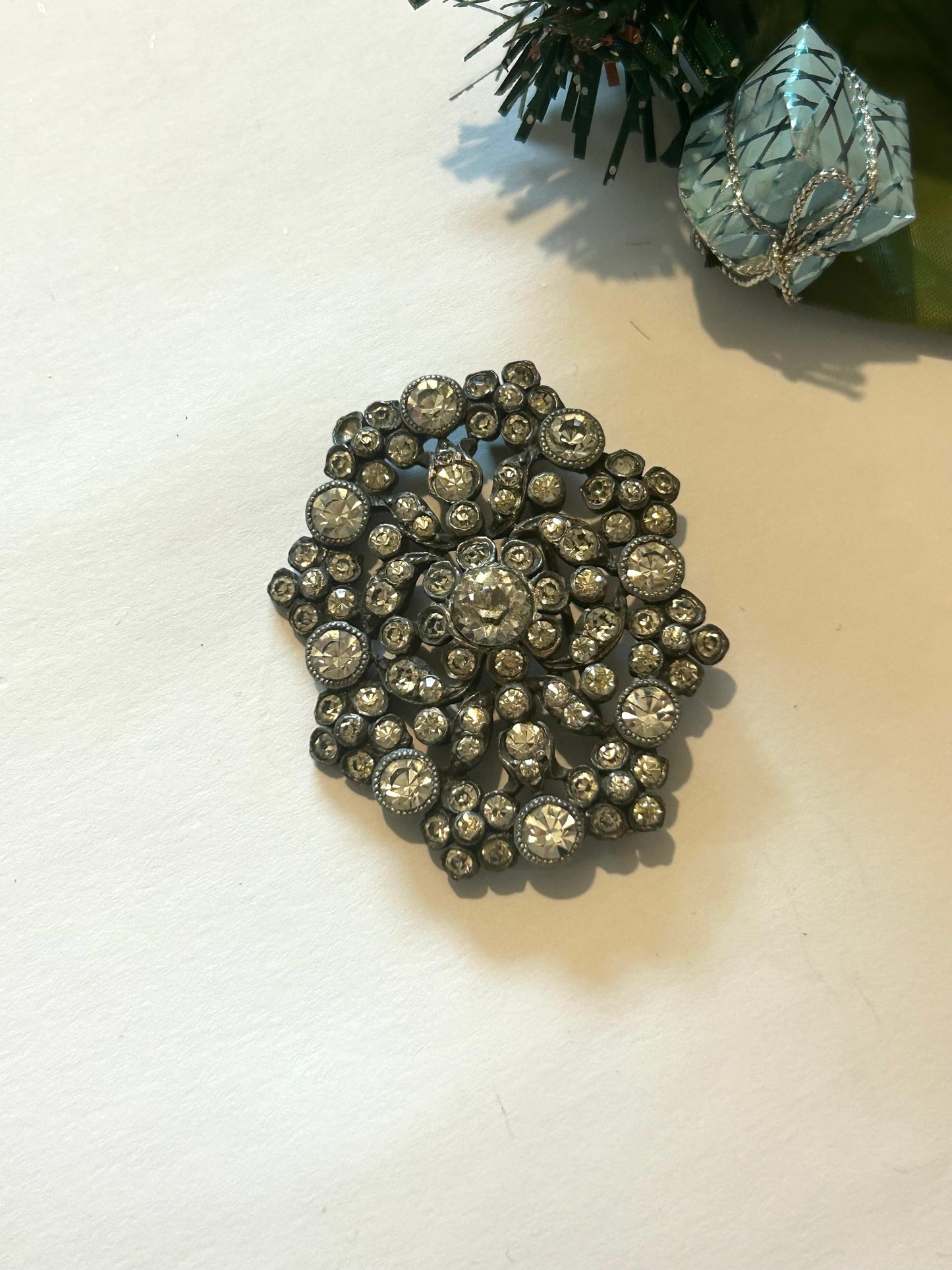Broche vintage rosace strass argenté la friperie vintage 25