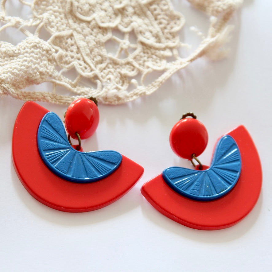 Paire boucles d'oreille clips vintage années 70 plastique rouge bleu pendantes la friperie vintage 25