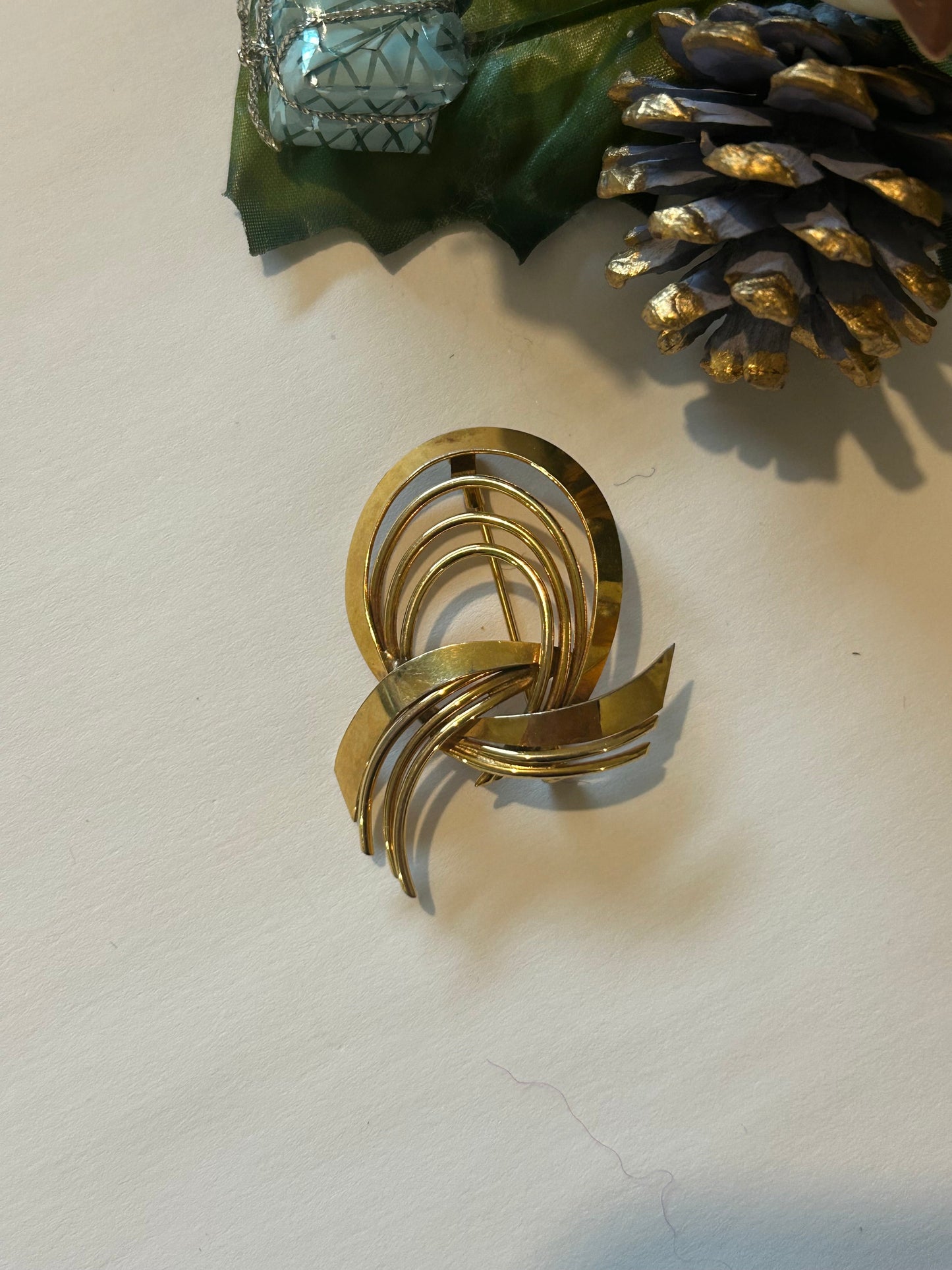 Broche vintage dorée spirale la friperie vintage 25