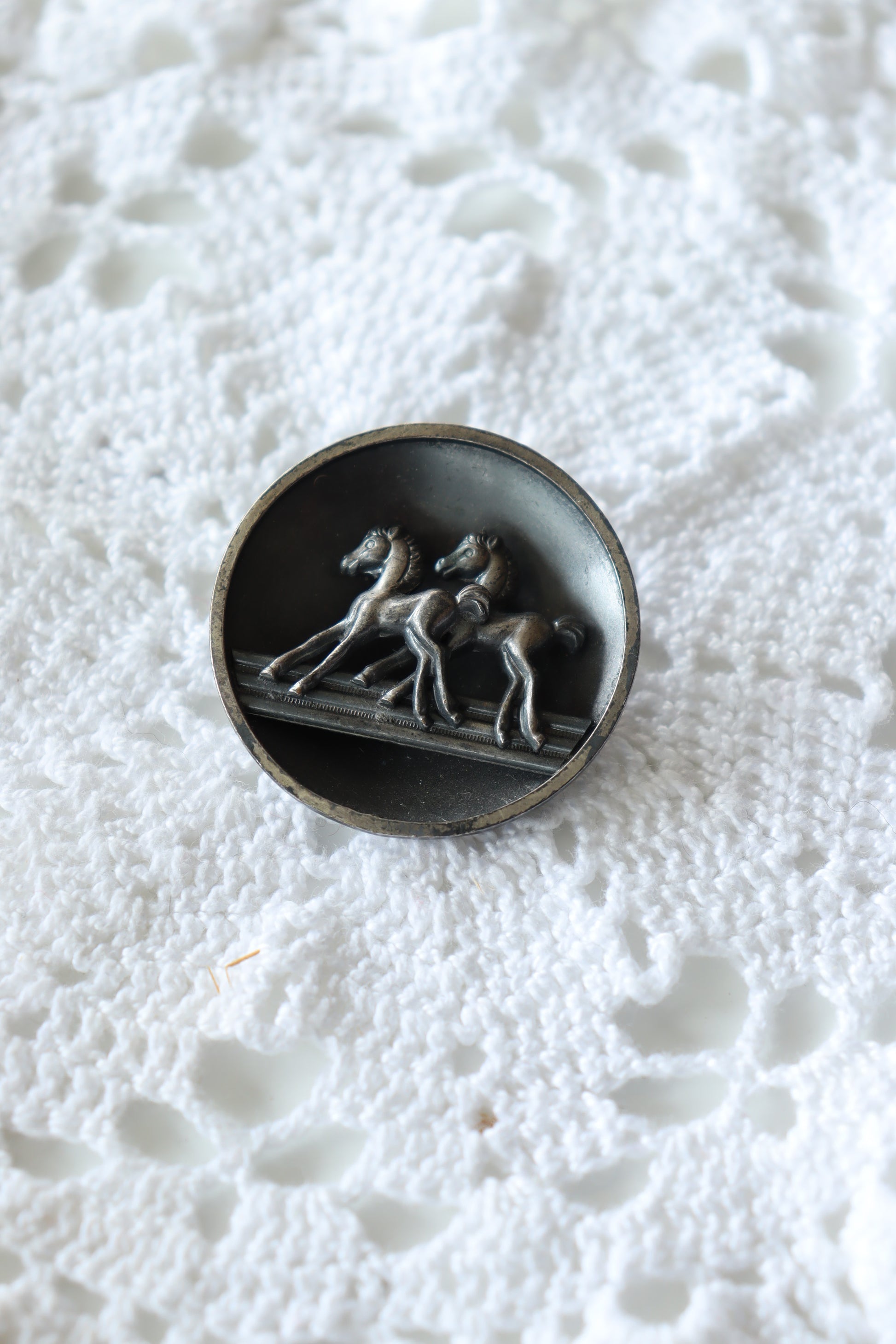 Broche antique métal argenté chevaux la friperie vintage 25