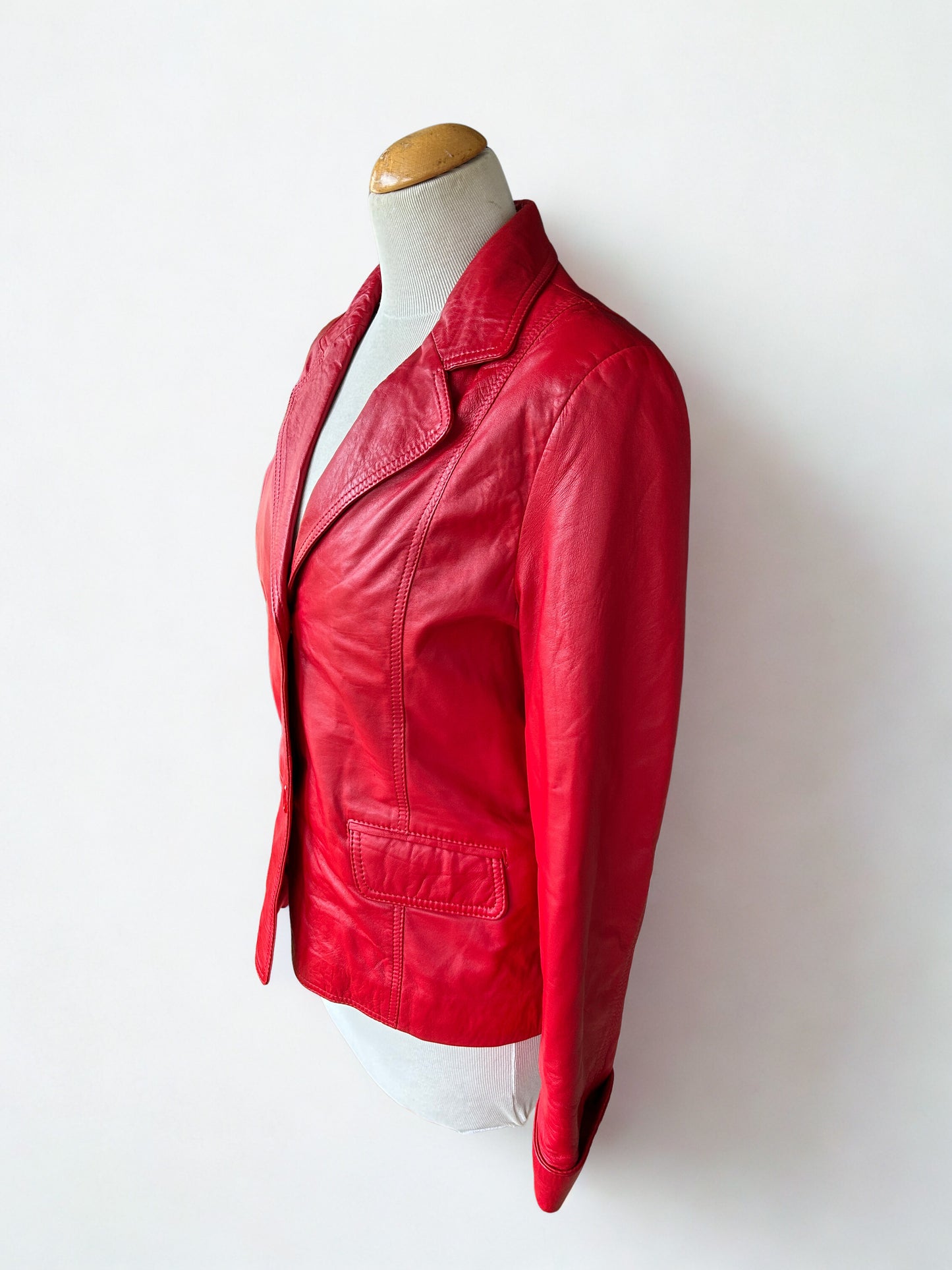Veste en cuir d’agneau rouge