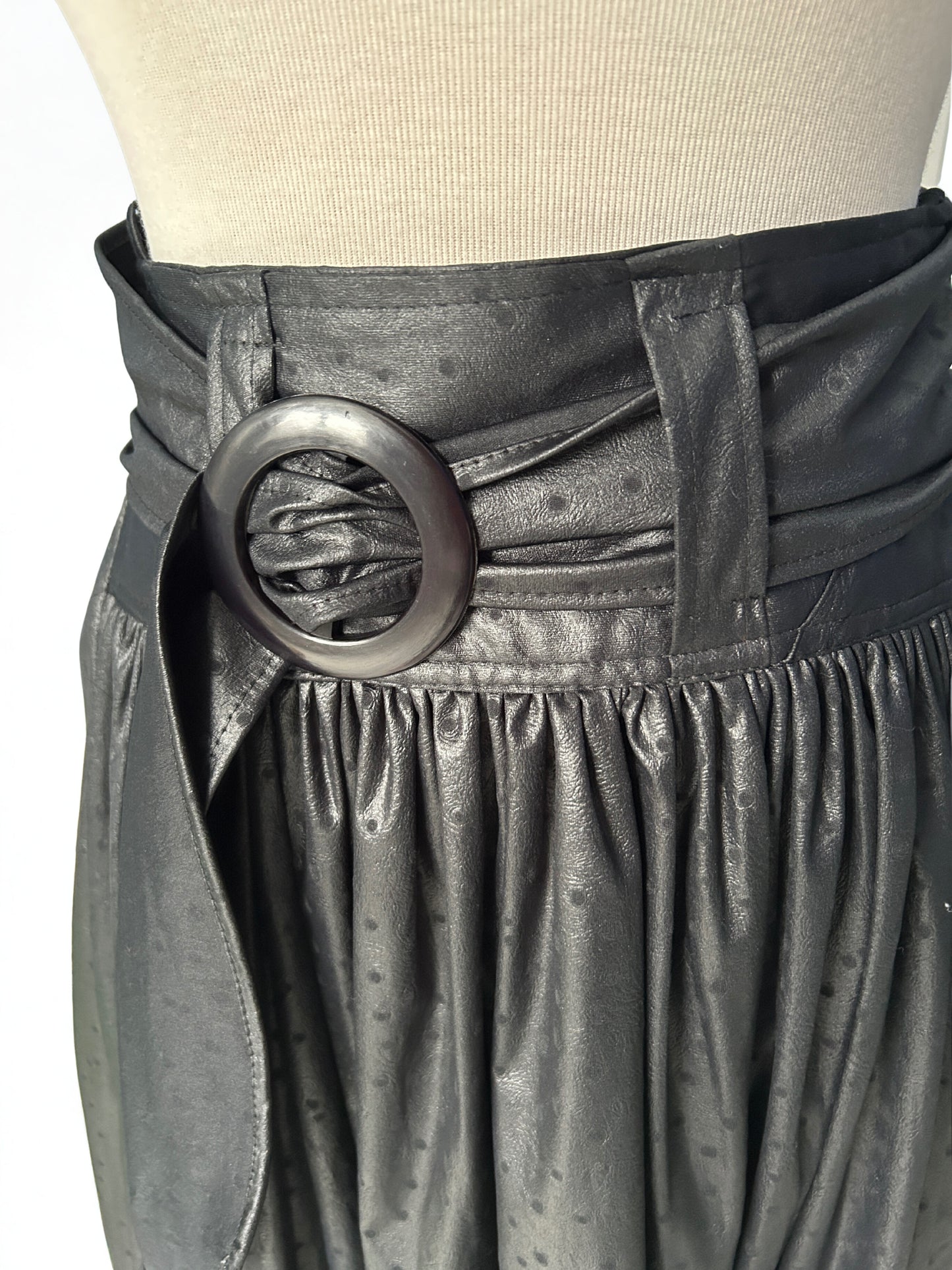 Jupe midi vintage noire en imitation cuir – taille haute