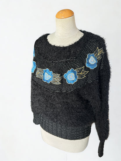 Pull vintage noir brodé fleurs bleues