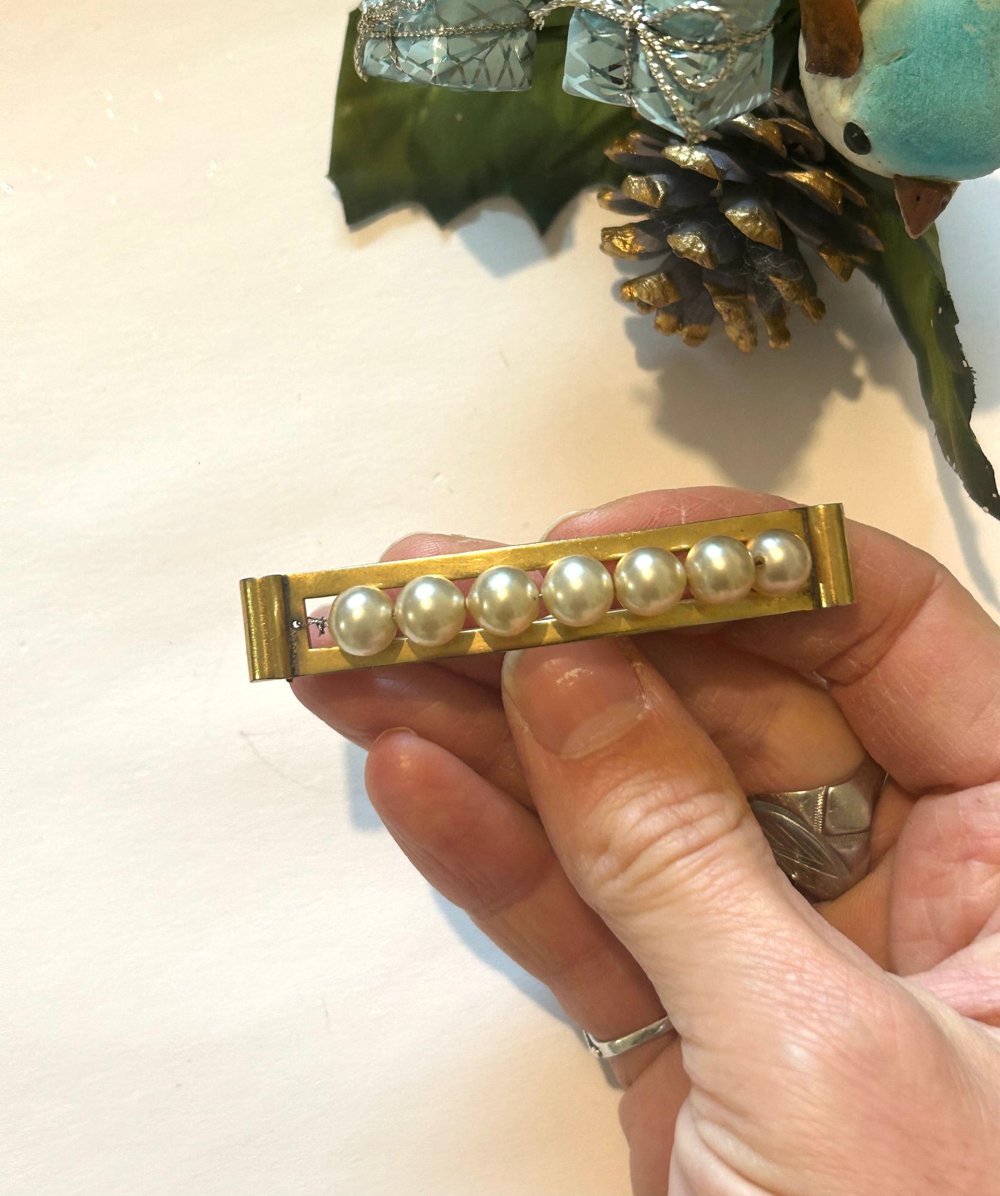 Broche vintage perles nacrées metal doré années 60 la friperie vintage 25