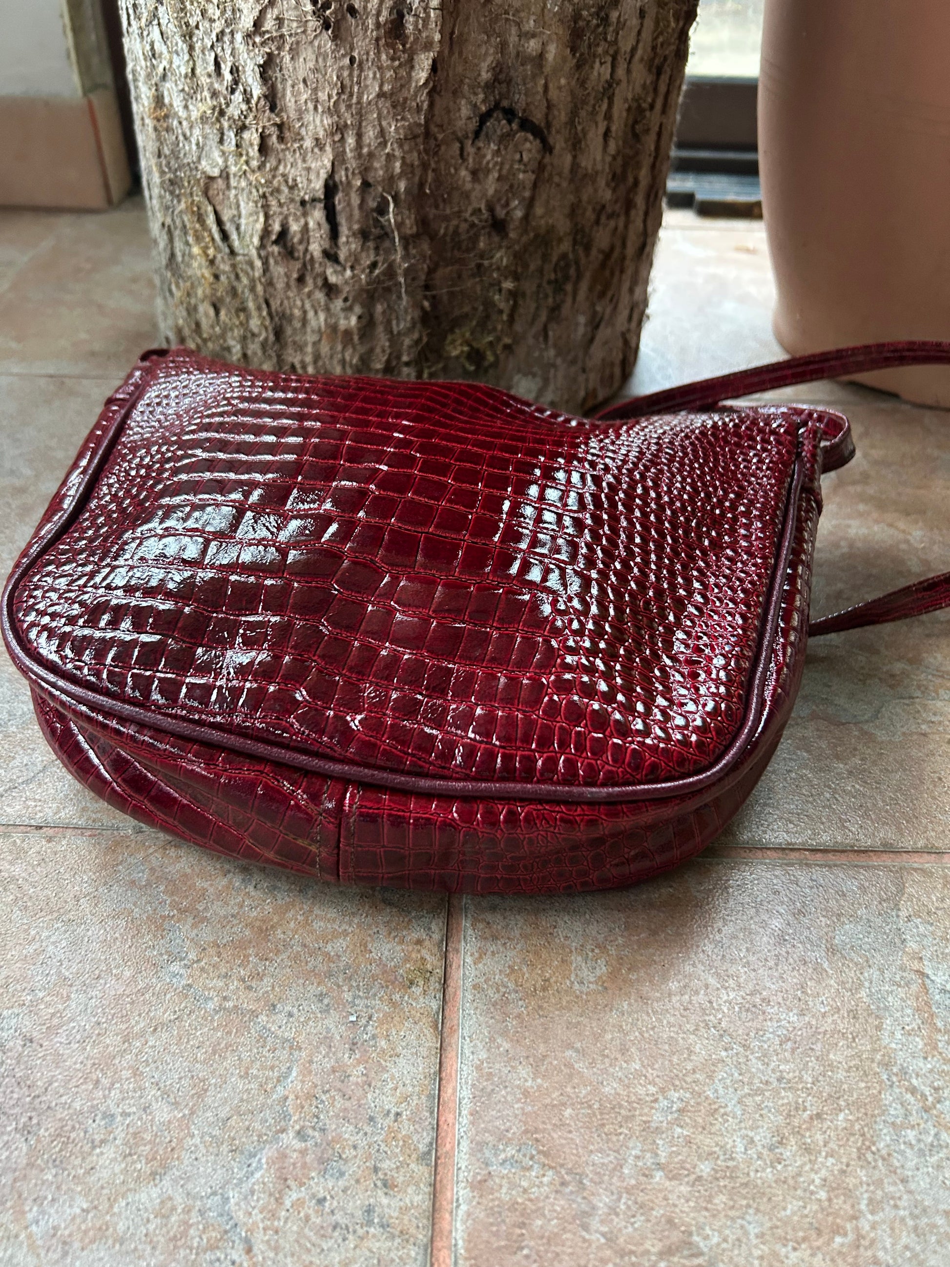 Sac bandoulière vintage effet croco bordeaux la friperie vintage 25