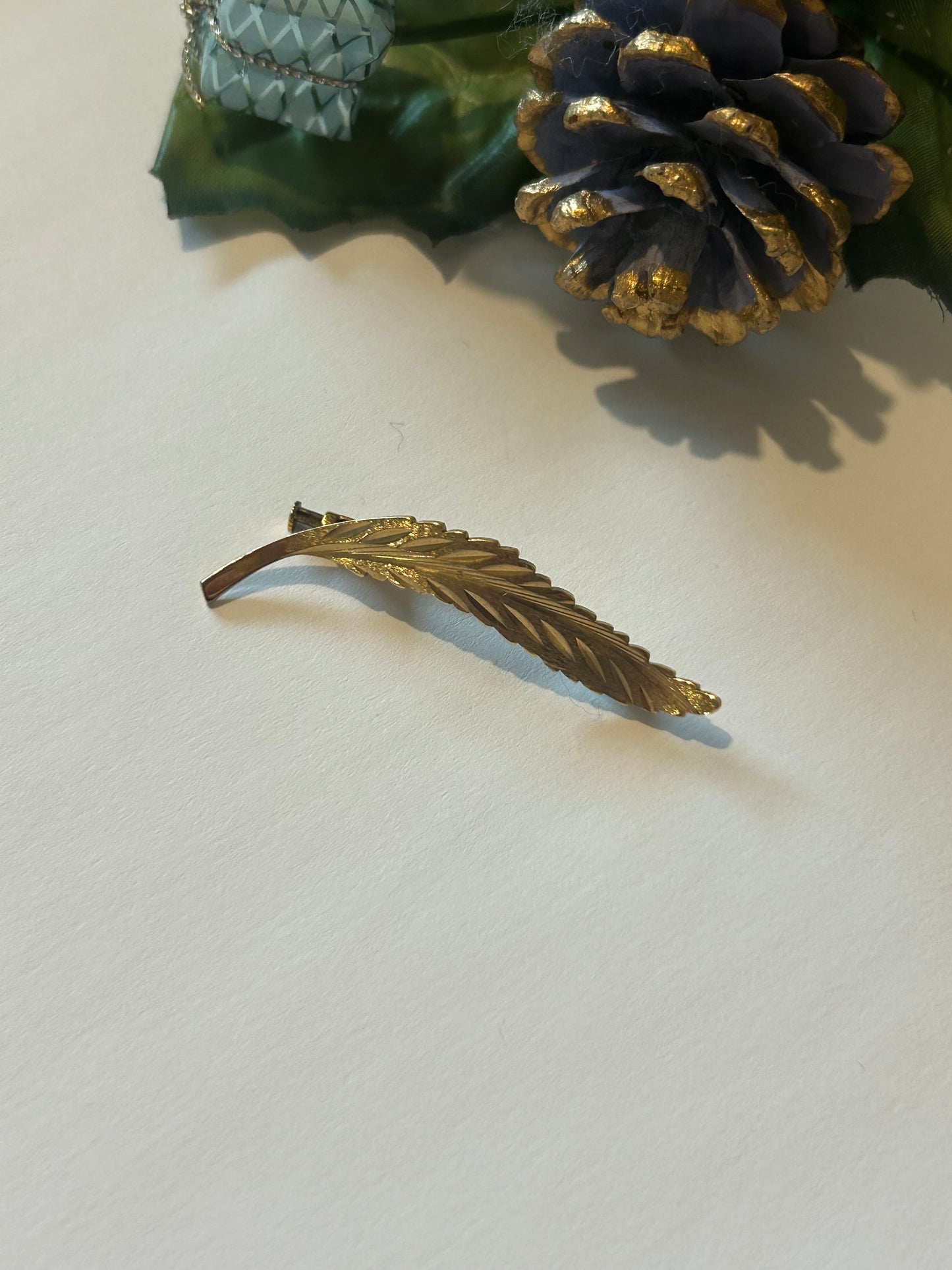 Broche vintage plume dorée