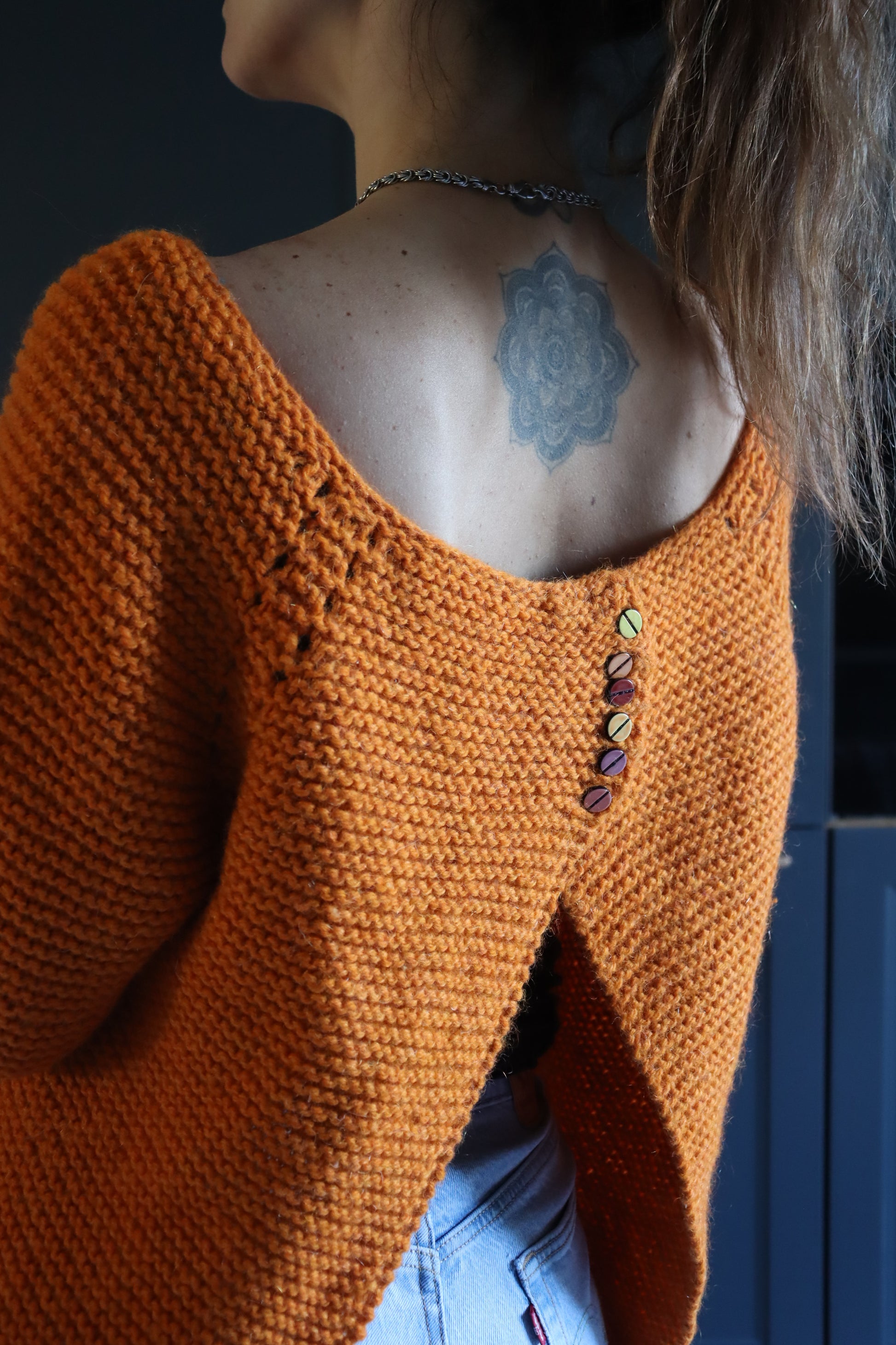 Pull orange fait main ouverture dos la friperie vintage 25