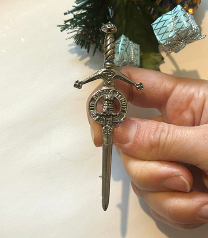 Broche vintage In Ardua Tendit Épée écossaise la friperie vintage 25