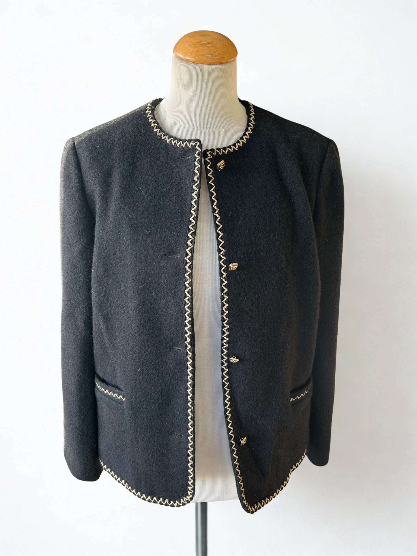 Veste vintage noire bordure dorée la friperie vintage 25