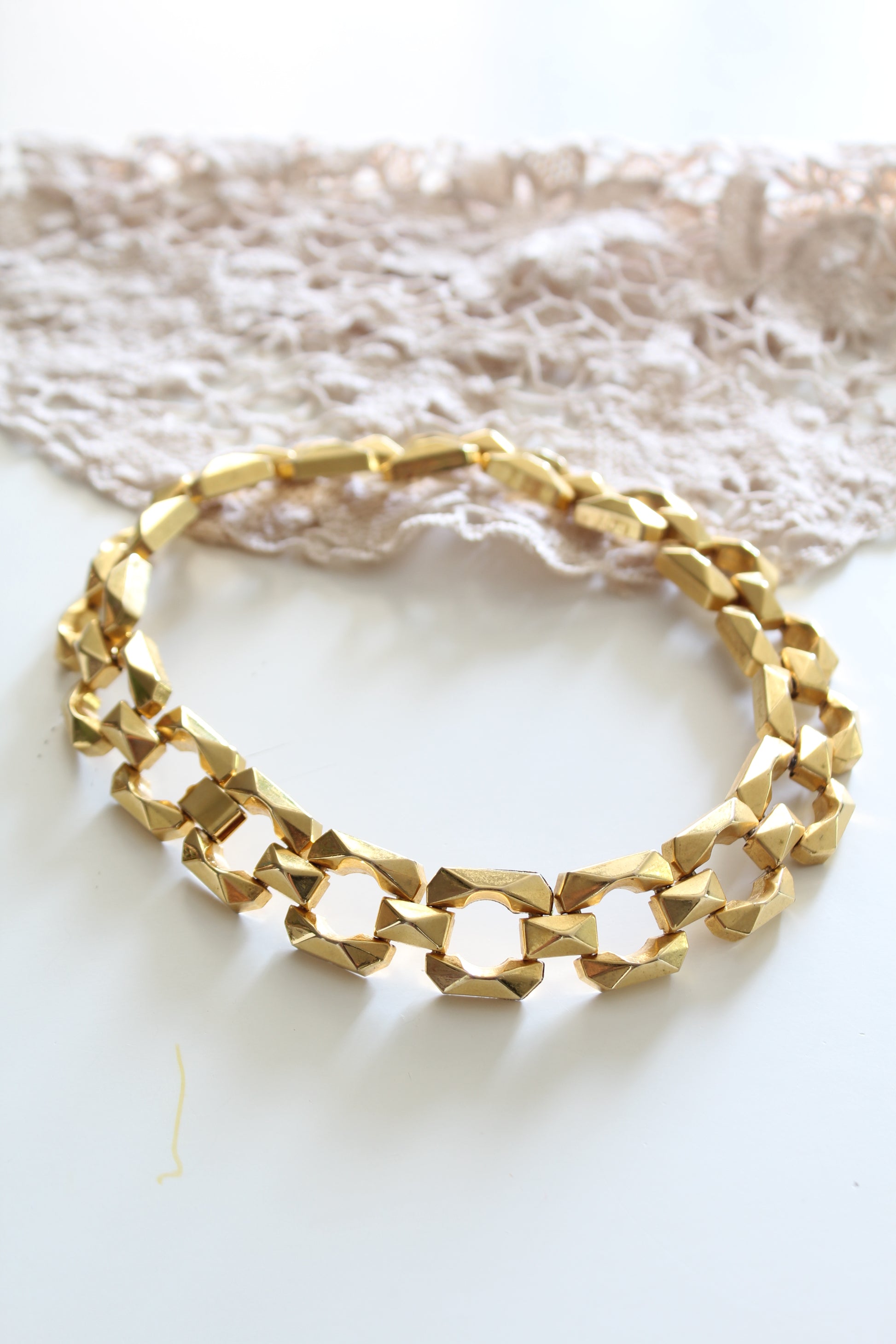 Collier fantaisie doré avec strasse et perles - femme - Label Emmaüs Collier fantaisie doré avec strasse et perles - femme - Label Emmaüs