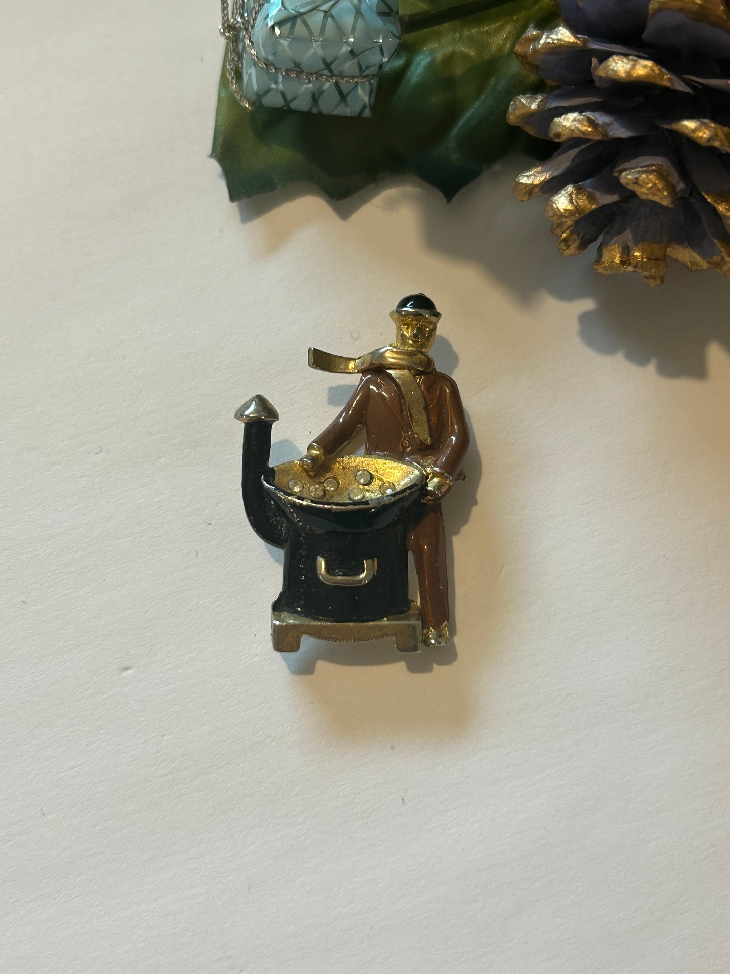 Broche vintage vendeur de marrons chauds – scène parisienne la friperie vintage 25