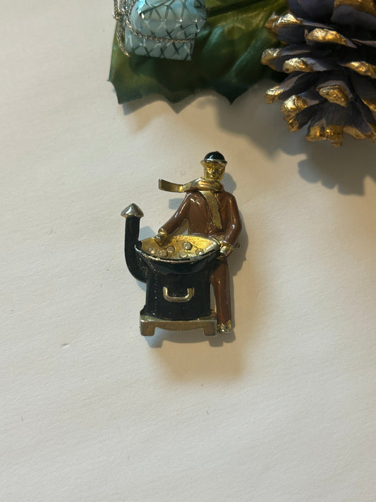 Broche vintage vendeur de marrons chauds – scène parisienne la friperie vintage 25