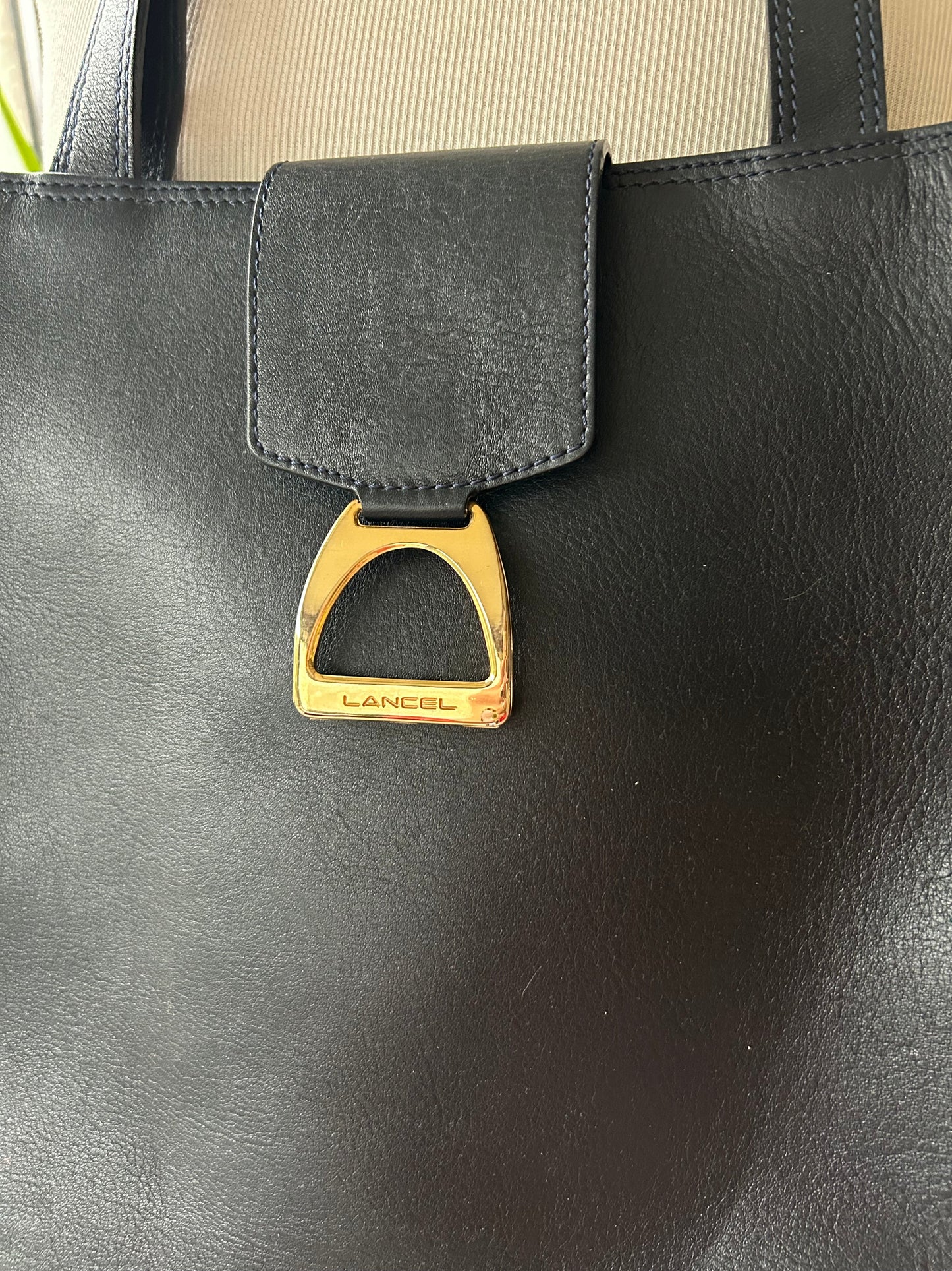 Sac Lancel vintage bleu marine cuir la friperie vintage 25