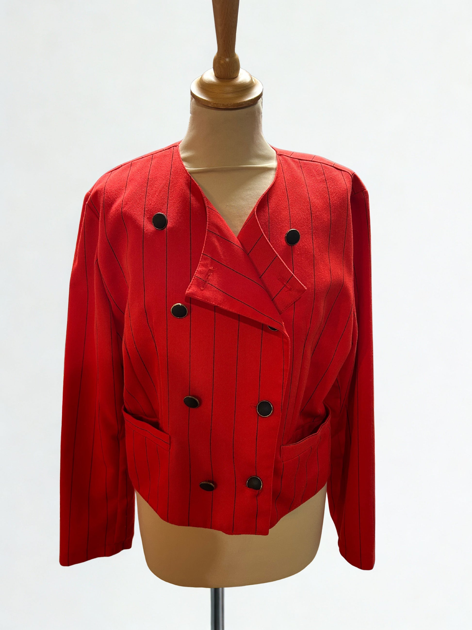 Veste courte vintage rouge à fines rayures noires 80’s la friperie vintage 25