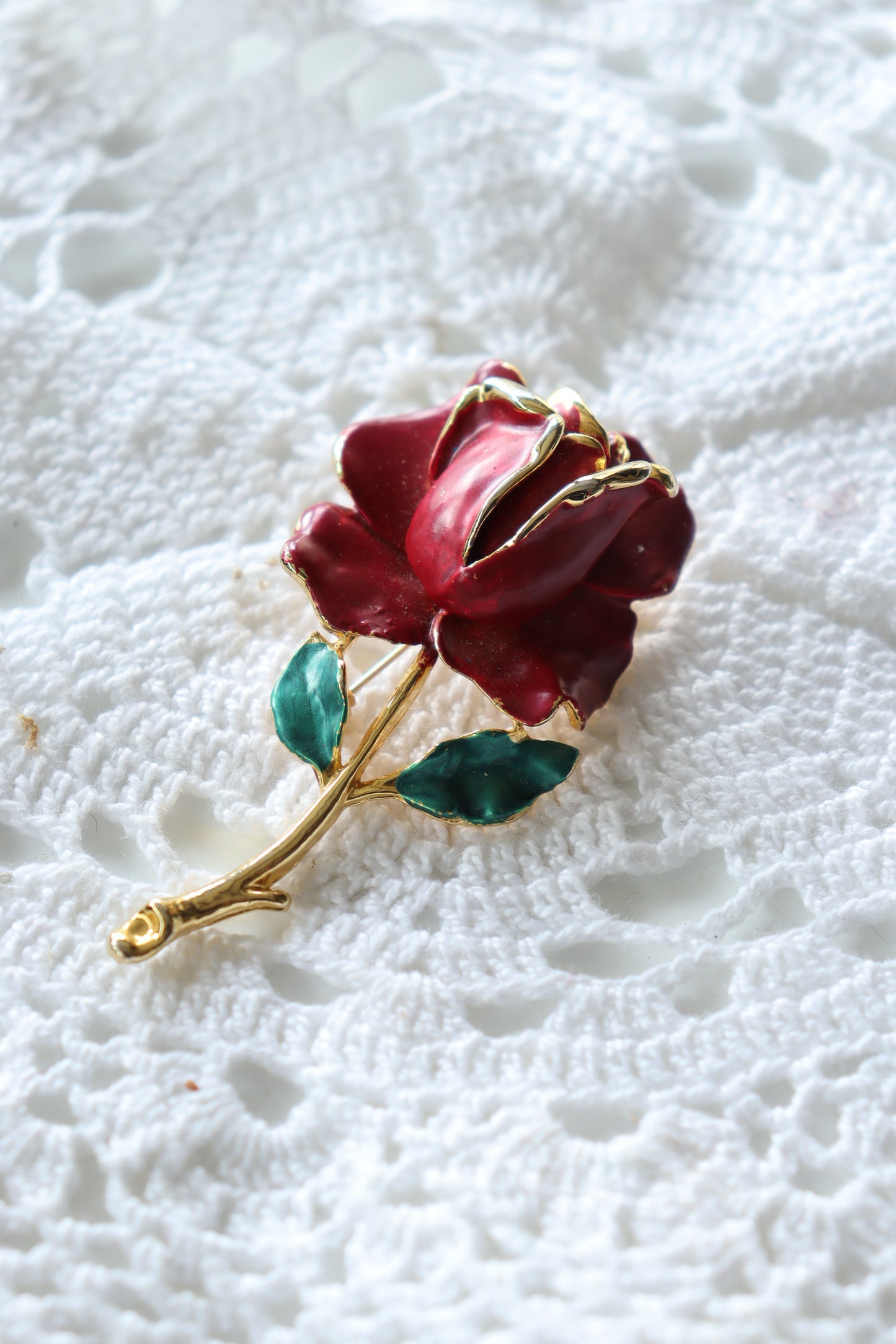 Broche rose vintage émail rouge vert la friperie vintage 25