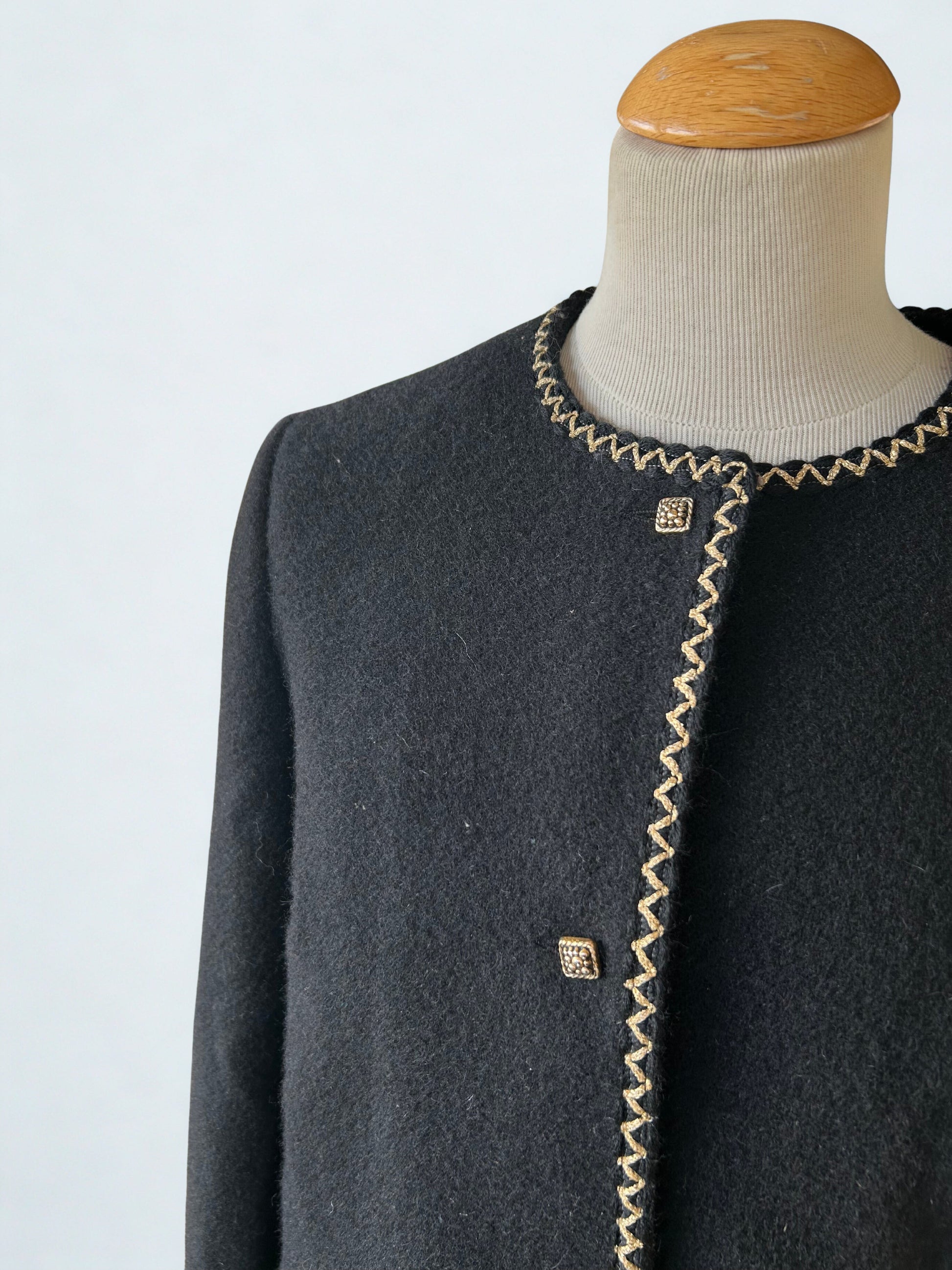 Veste vintage noire bordure dorée la friperie vintage 25