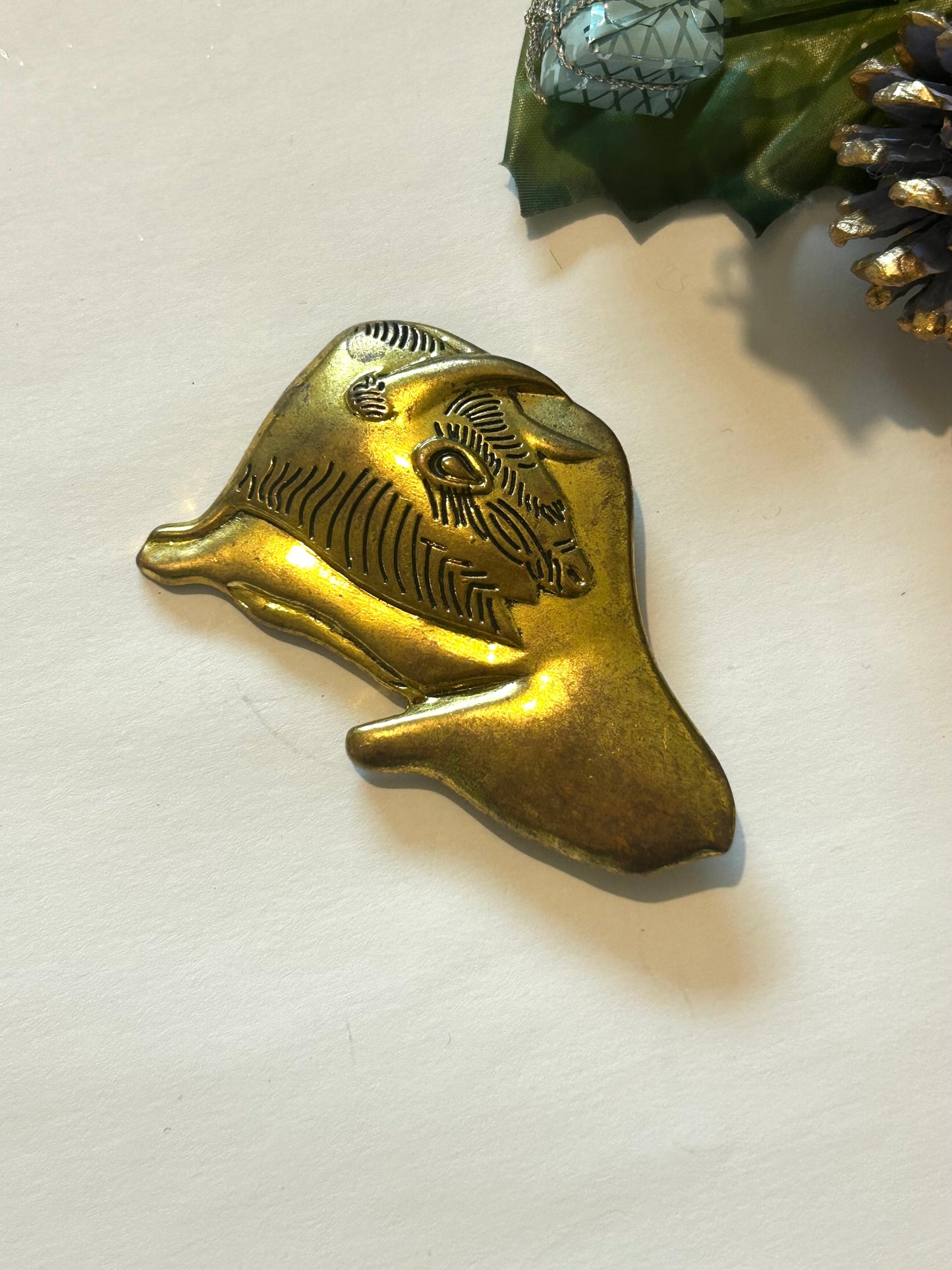 Broche vintage bison préhistorique métal doré la friperie vintage 25