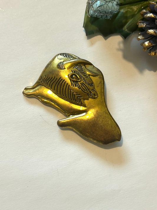 Broche vintage bison préhistorique métal doré la friperie vintage 25