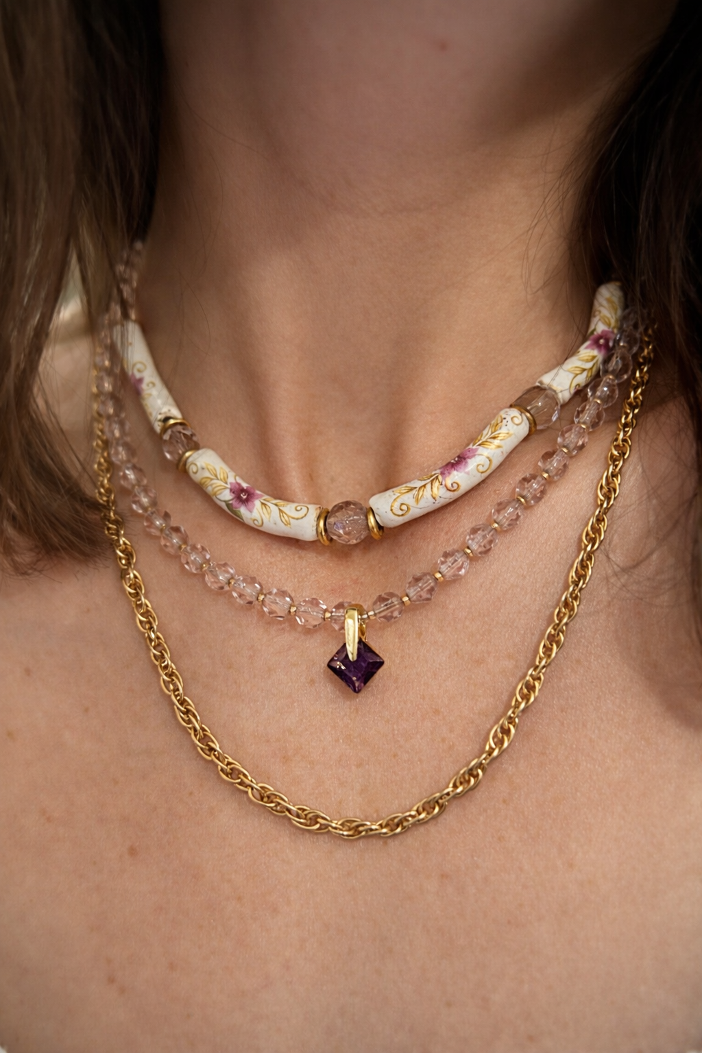 Collier multirang vintage upcyclé perles roses, céramique fleurs & chaîne dorée