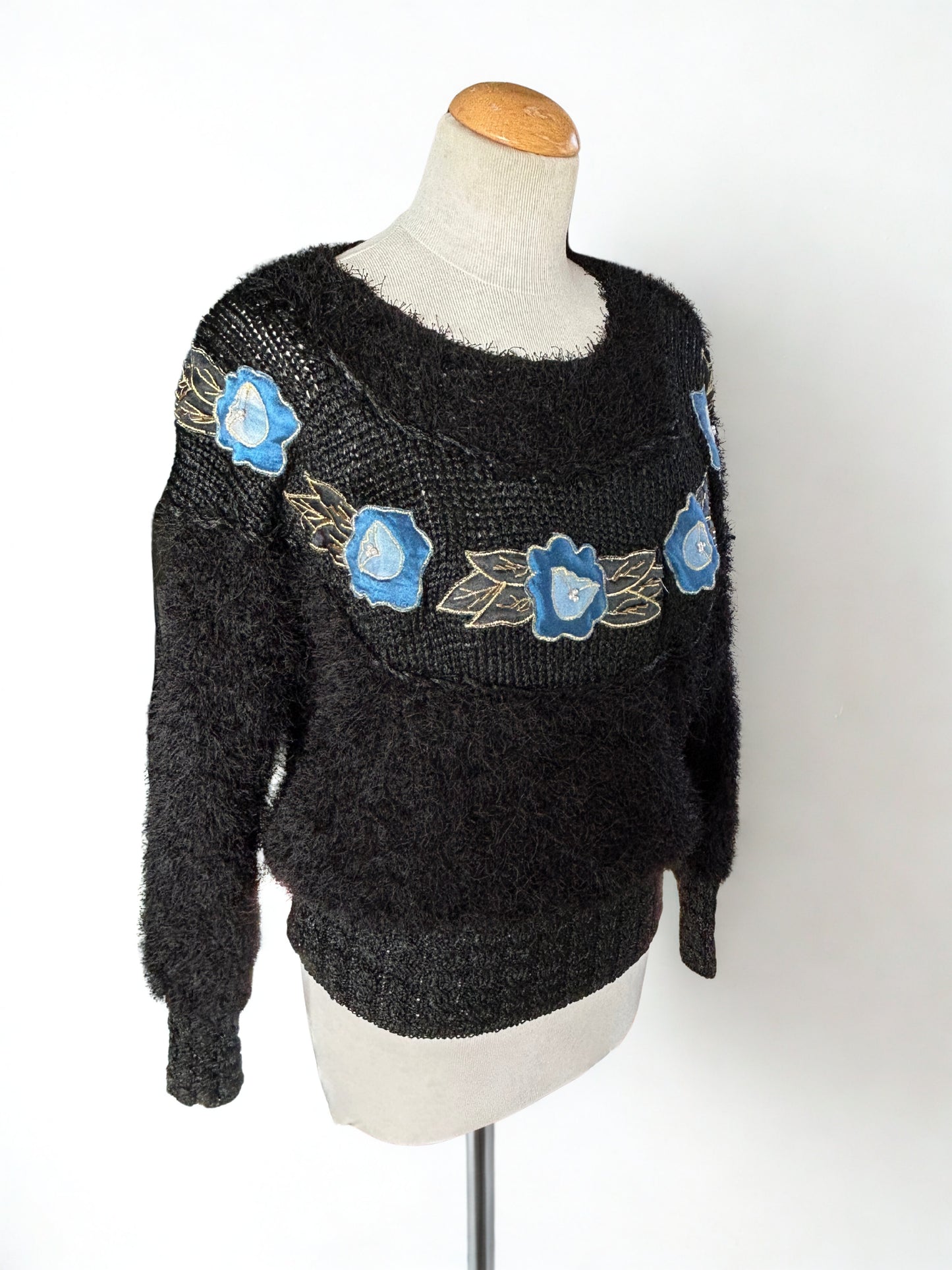 Pull vintage noir brodé fleurs bleues