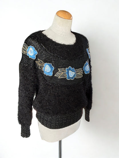 Pull vintage noir brodé fleurs bleues