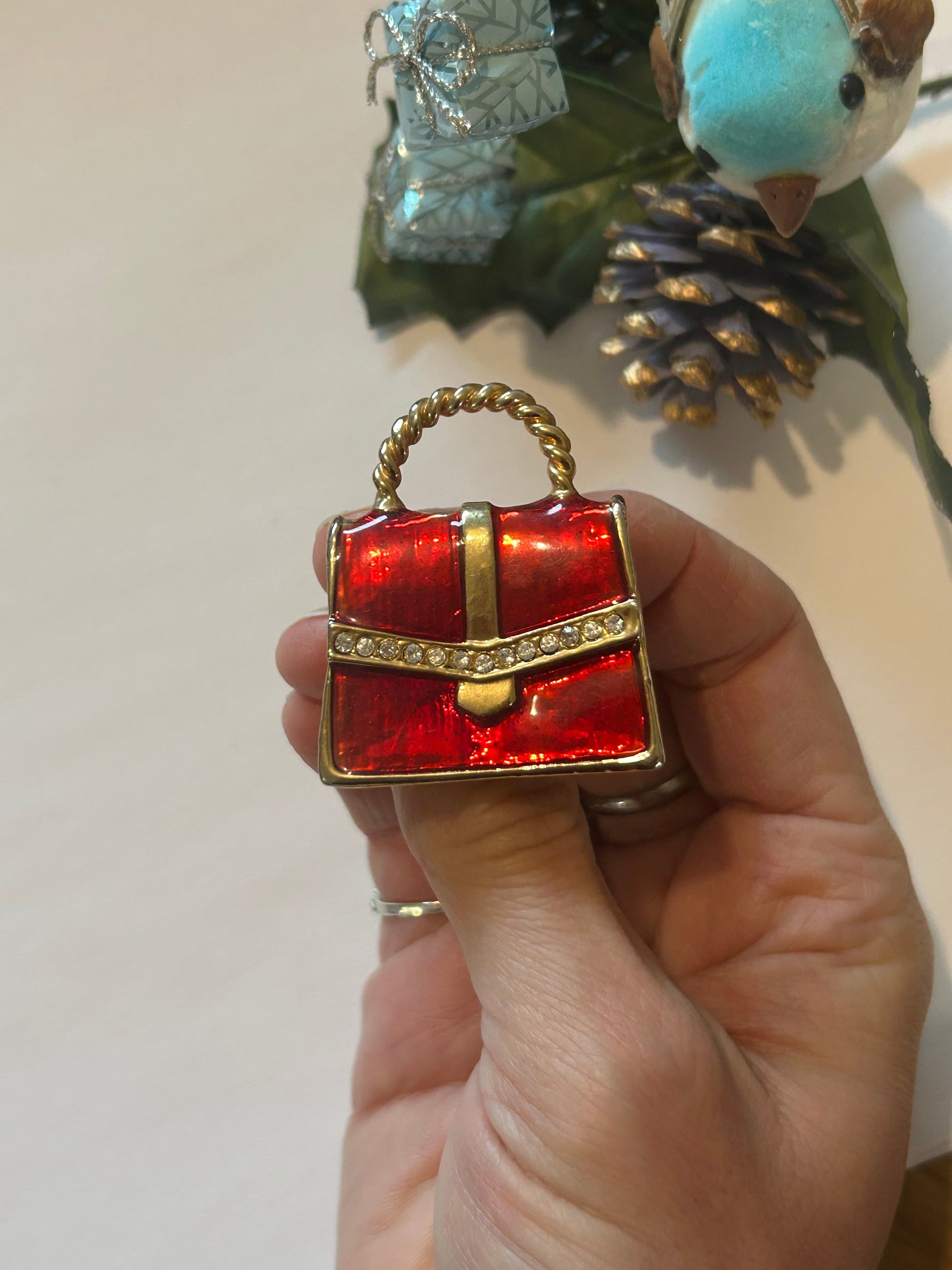 Broche vintage sac à main émaillé rouge et strass la friperie vintage 25
