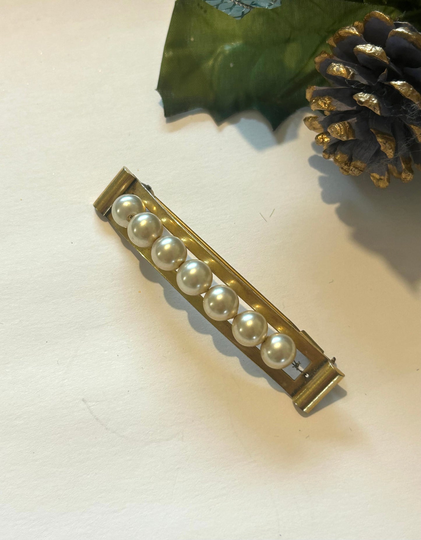 Broche vintage perles nacrées metal doré années 60 la friperie vintage 25