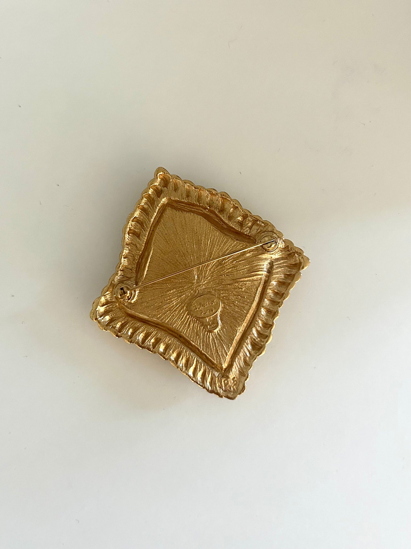Broche vintage dorée & pierre verte – Scherrer Paris la friperie vintage 25