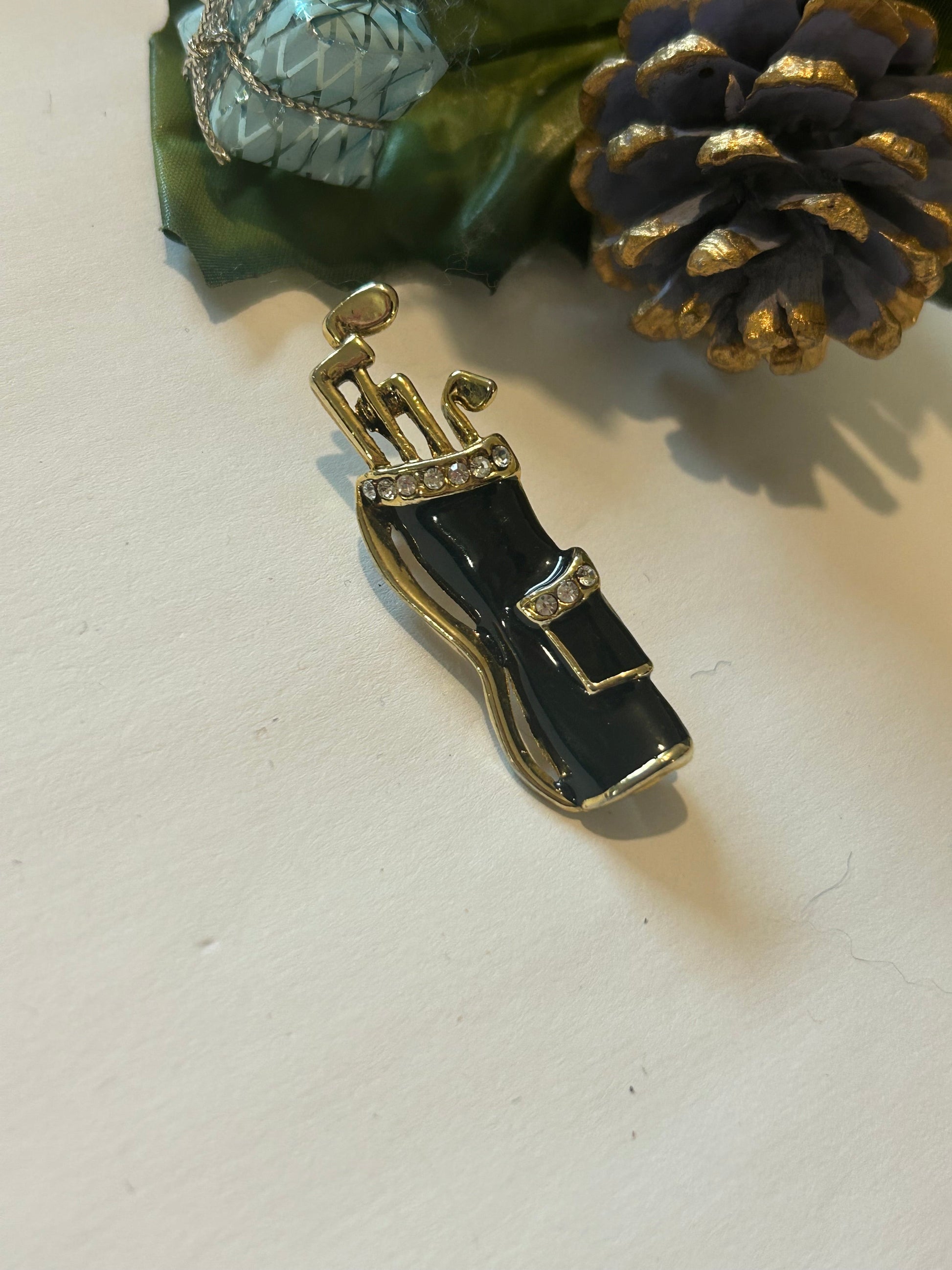 Broche vintage sac de golf – émail noir & strass la friperie vintage 25