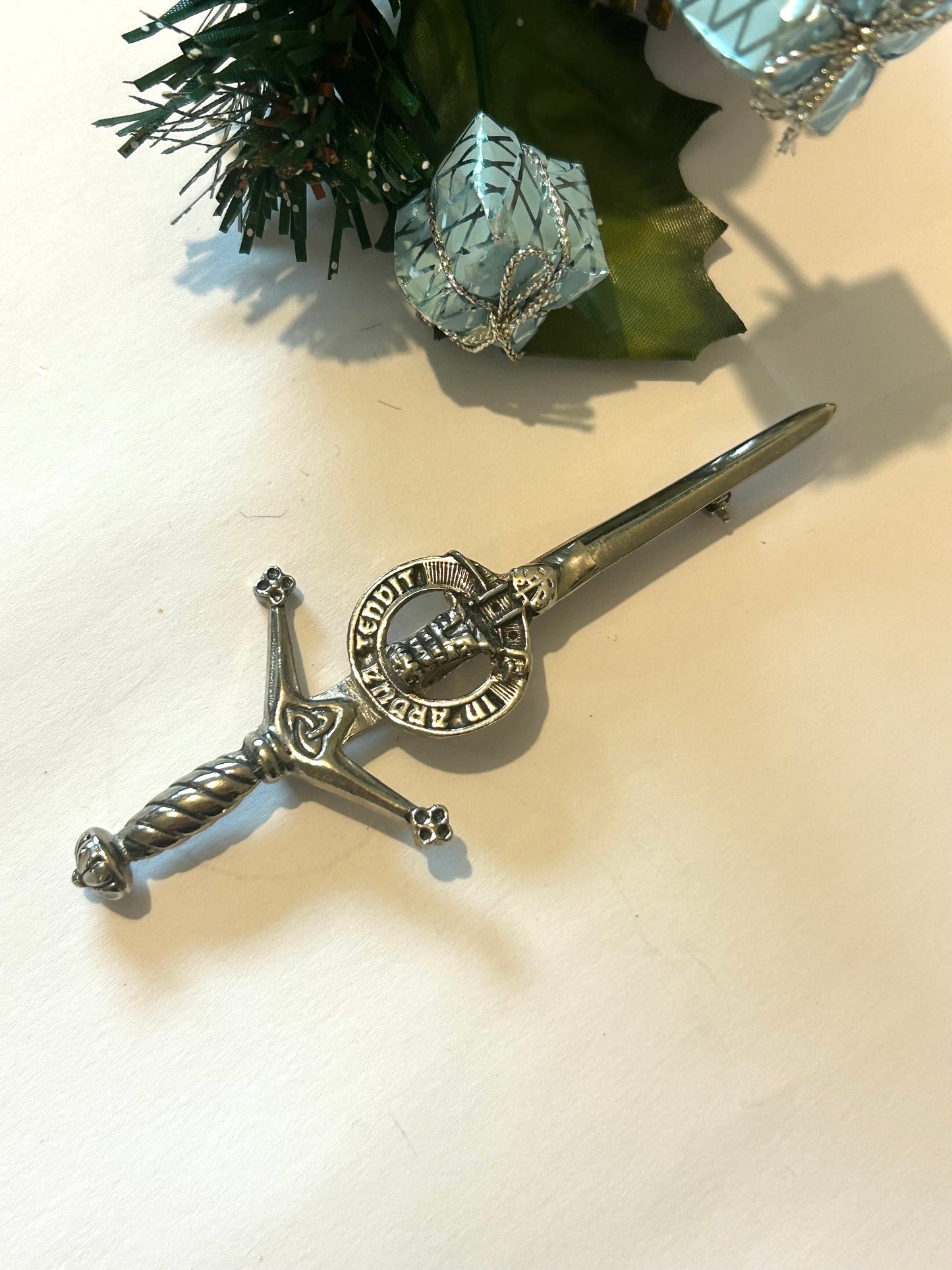 Broche vintage In Ardua Tendit Épée écossaise la friperie vintage 25