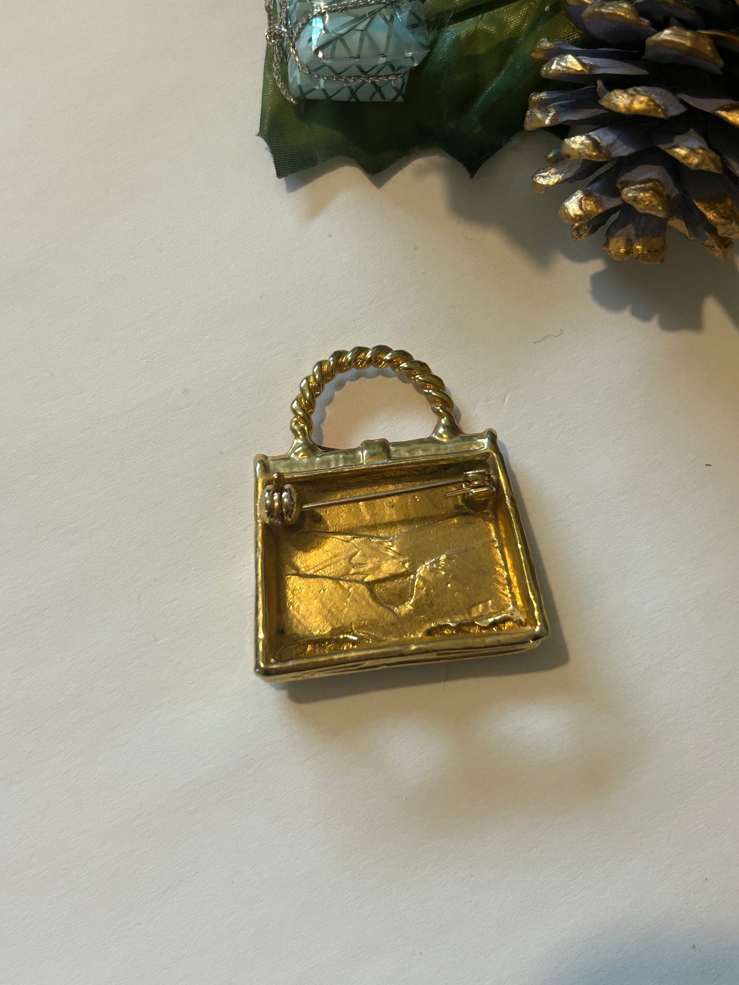 Broche vintage sac à main émaillé rouge et strass la friperie vintage 25