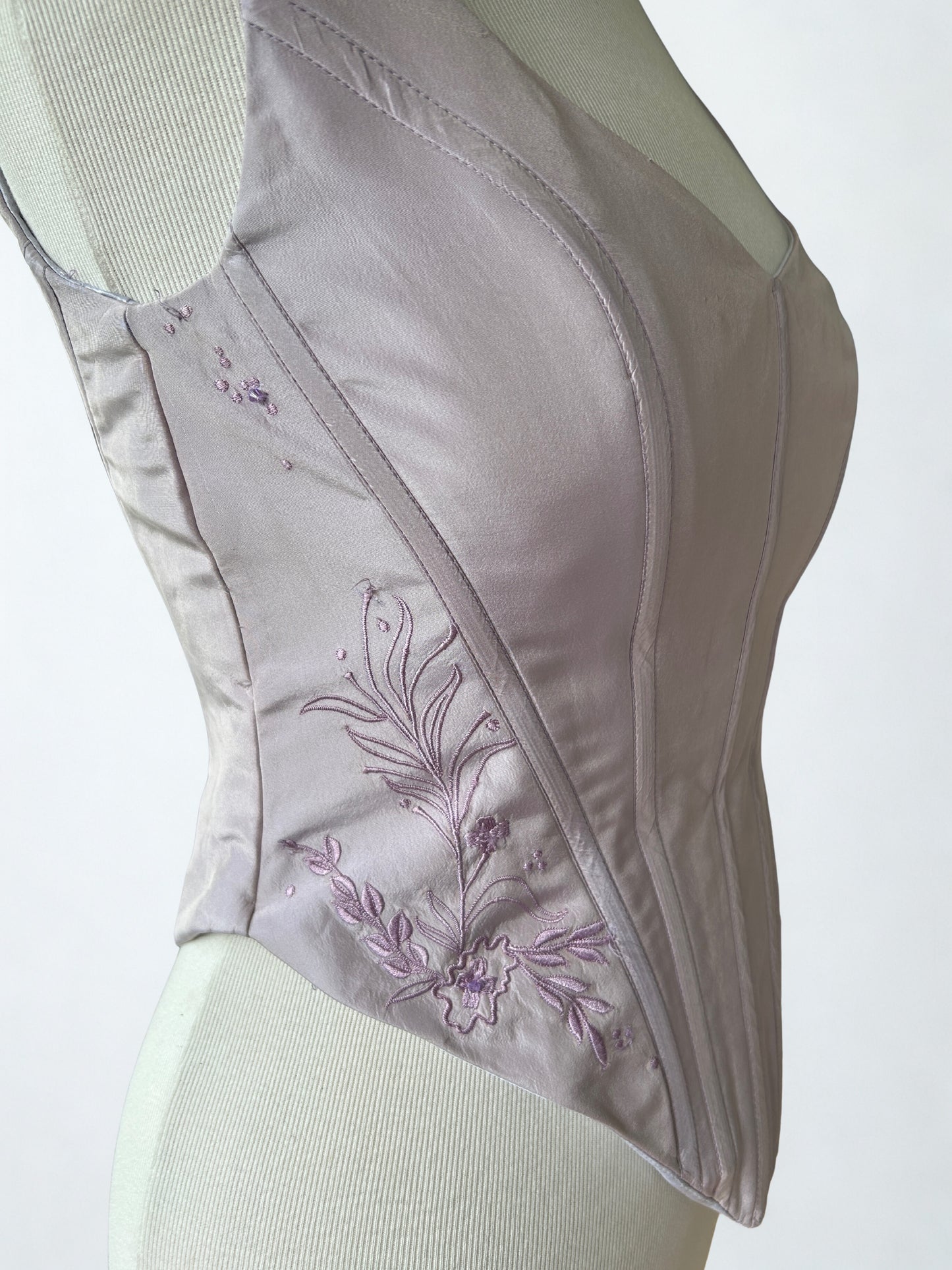 Corset satin lilas brodé en pointe