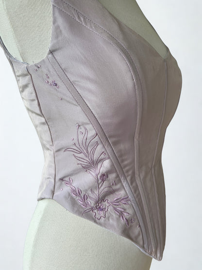 Corset satin lilas brodé en pointe
