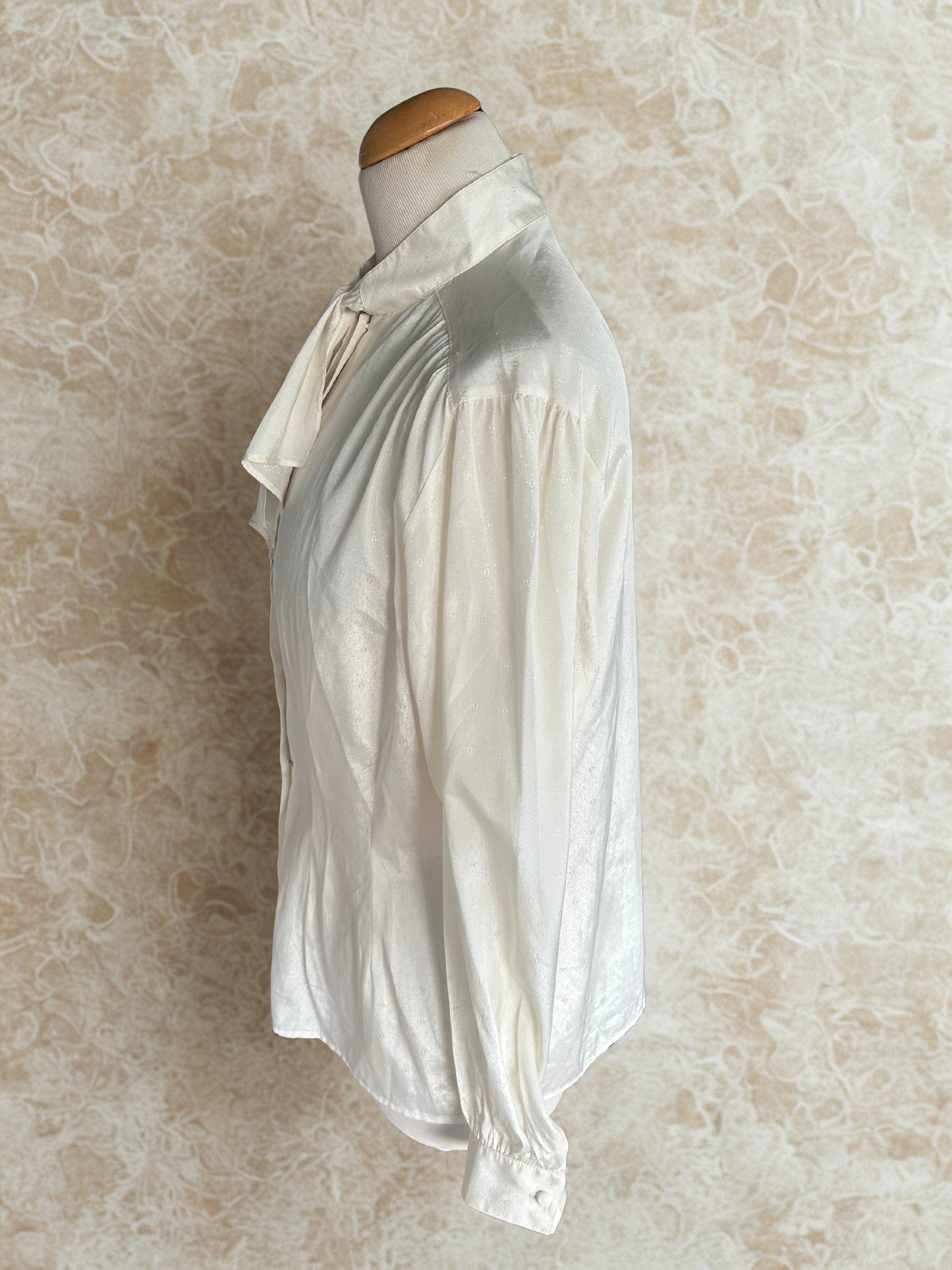 Chemisier lavallière blanc satiné la friperie vintage 25