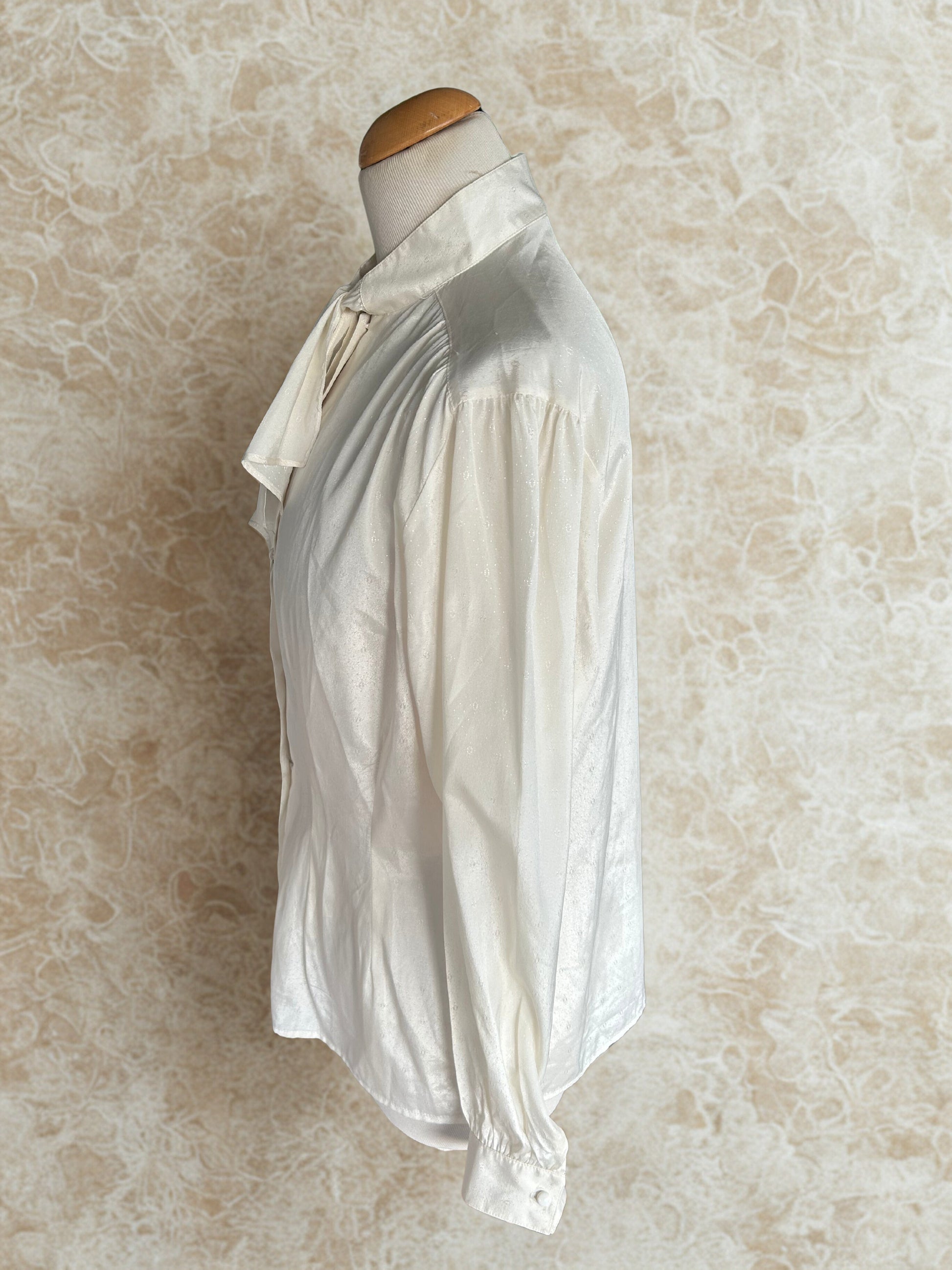 Chemisier lavallière blanc satiné la friperie vintage 25