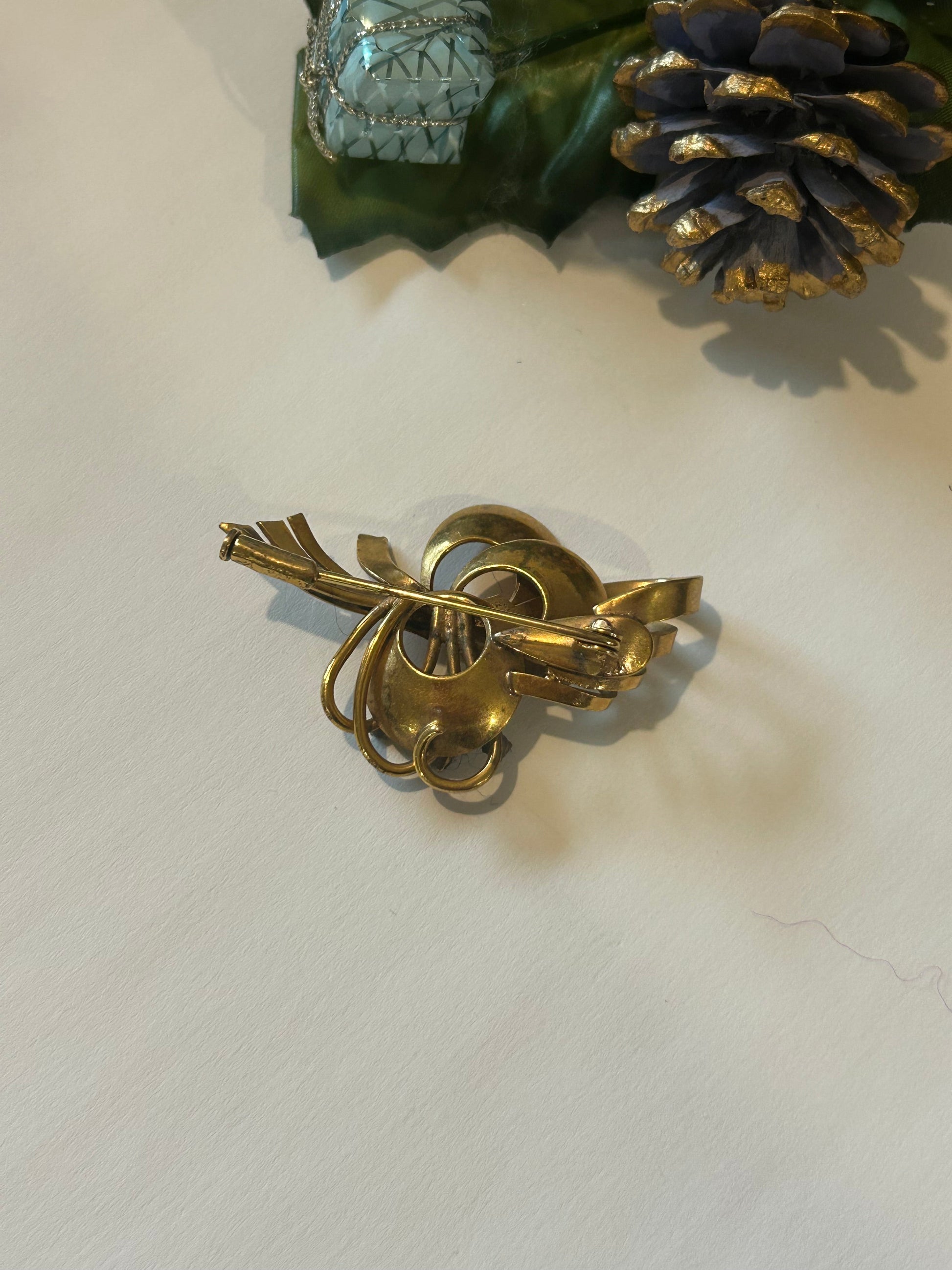 Broche vintage noeud doré graphique la friperie vintage 25