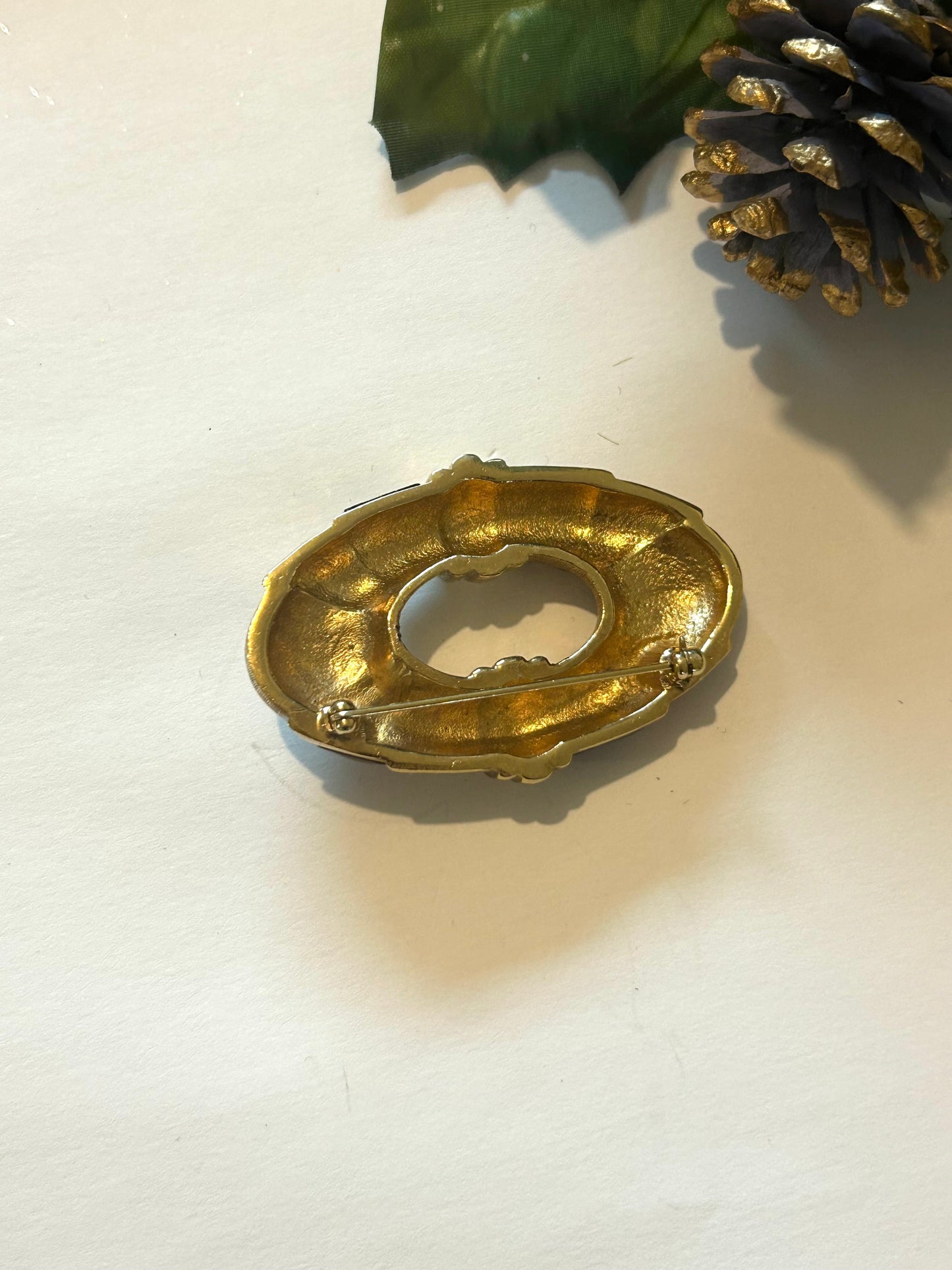 Broche vintage ovale dorée strass la friperie vintage 25