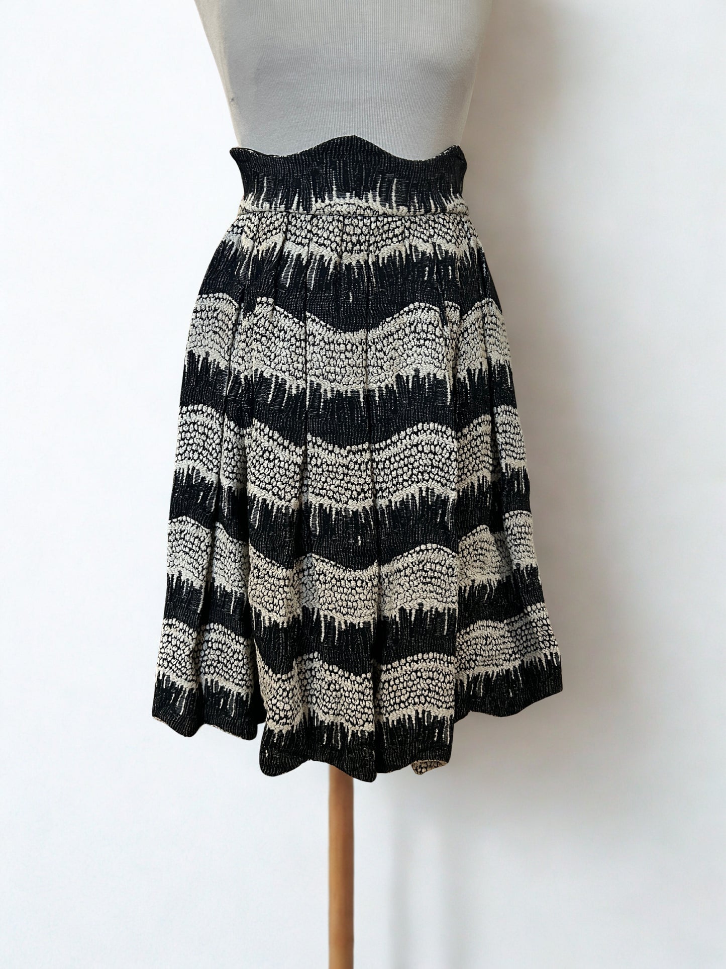 Jupe vintage noire écrue à motifs