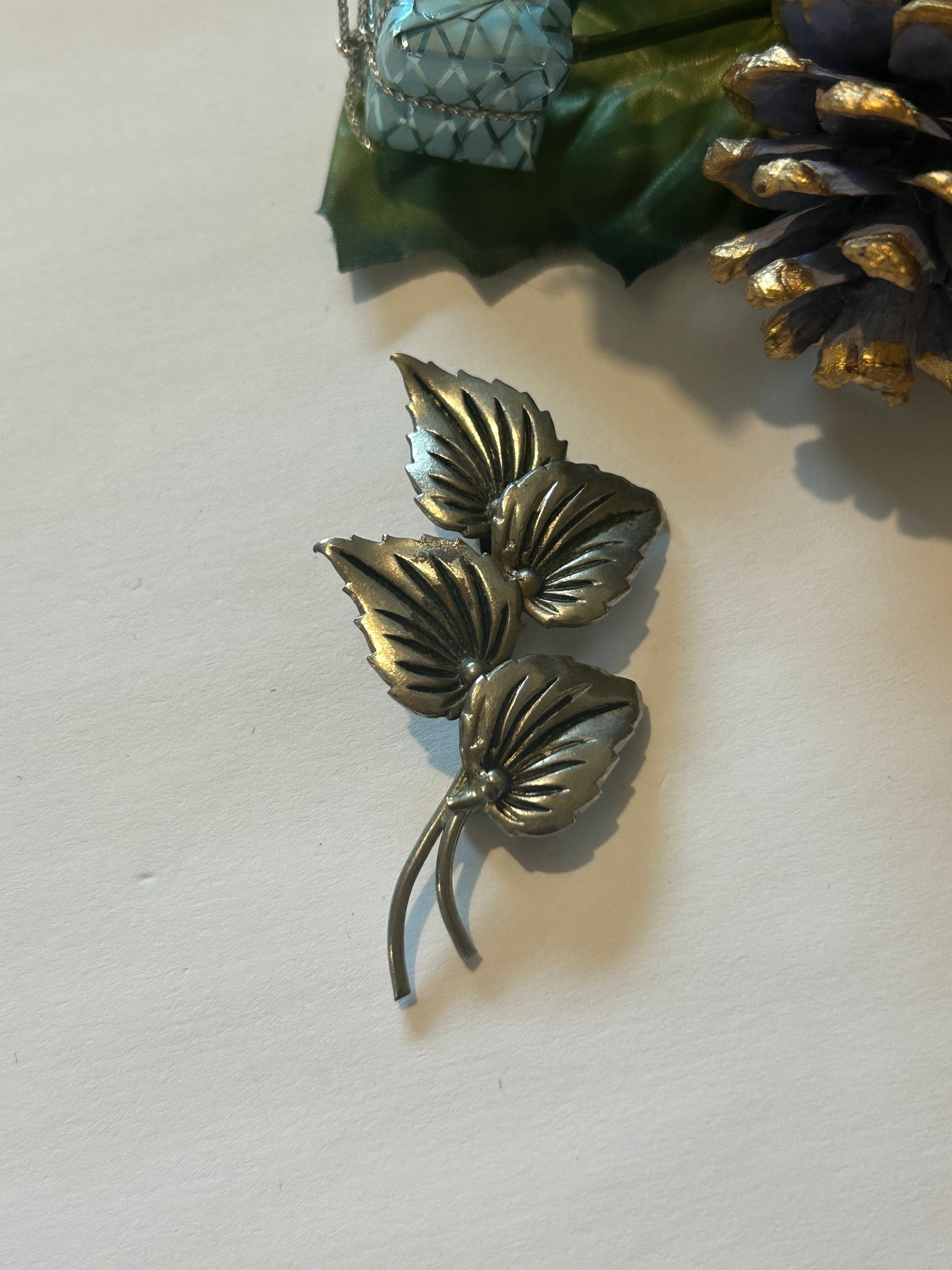 Broche vintage feuillage argenté – 3 feuilles sculptées la friperie vintage 25