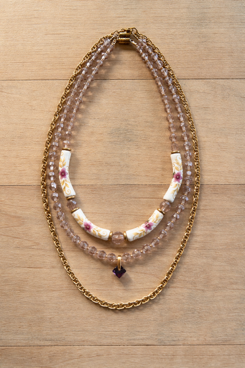 Collier multirang vintage upcyclé perles roses, céramique fleurs & chaîne dorée