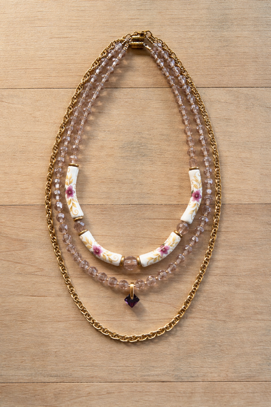 Collier multirang vintage upcyclé perles roses, céramique fleurs & chaîne dorée