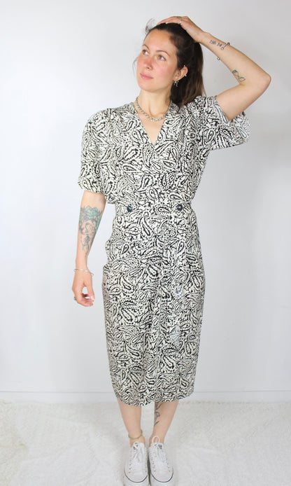 Robe midi vintage noire et blanche manches courtes motifs France