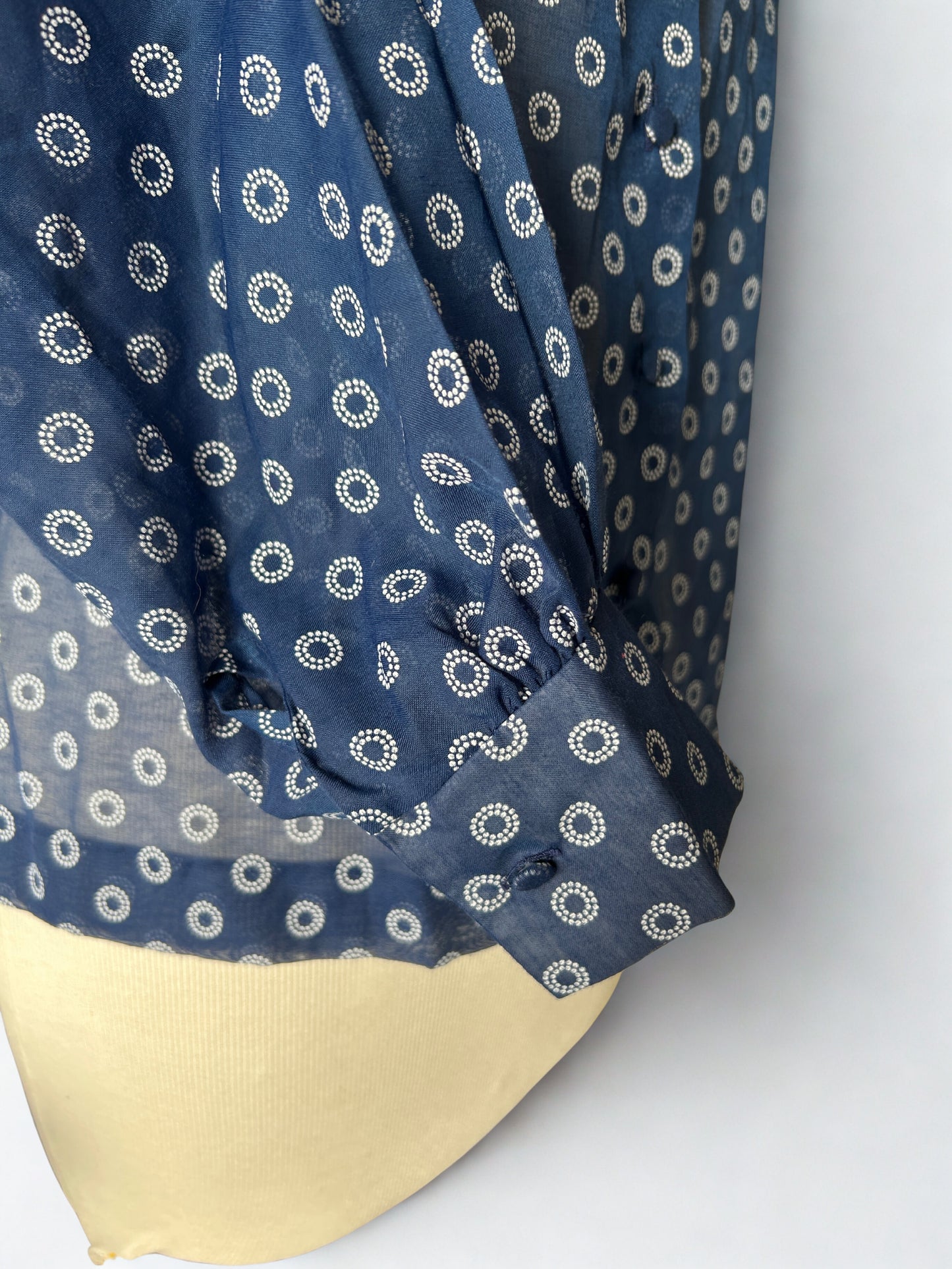 Blouse vintage bleu motifs blanc France