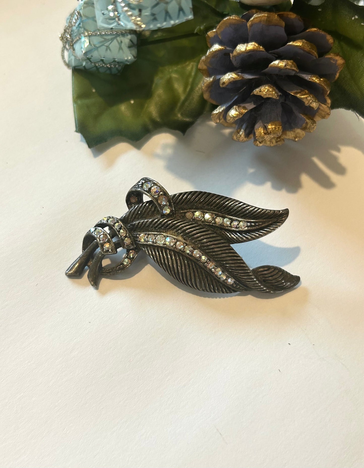 Broche vintage feuillage strass métal la friperie vintage 25