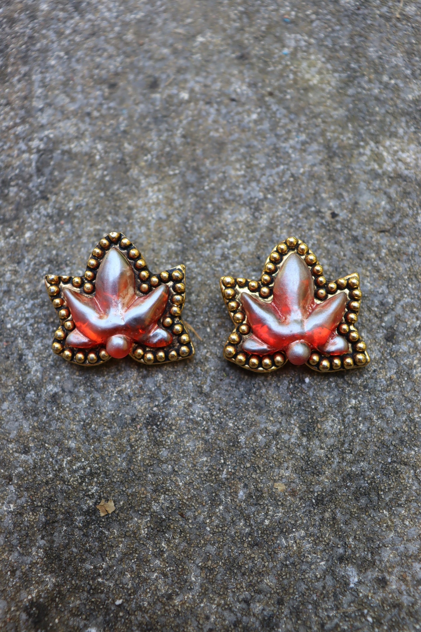 Clips vintage TMB fleur rouge marbrée